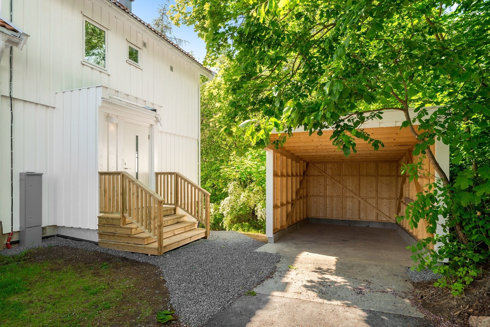 Praktisk carport rett utenfor inngangspartiet til boligen. Galleribilde