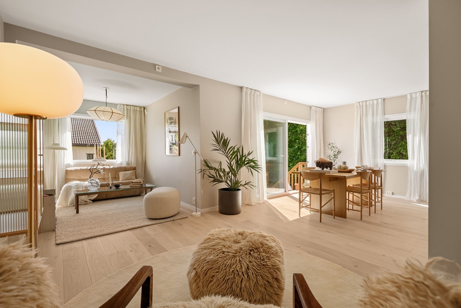 Boligen har nylig blitt omfattende oppgradert og fremstår som moderne og tidløs. Galleribilde