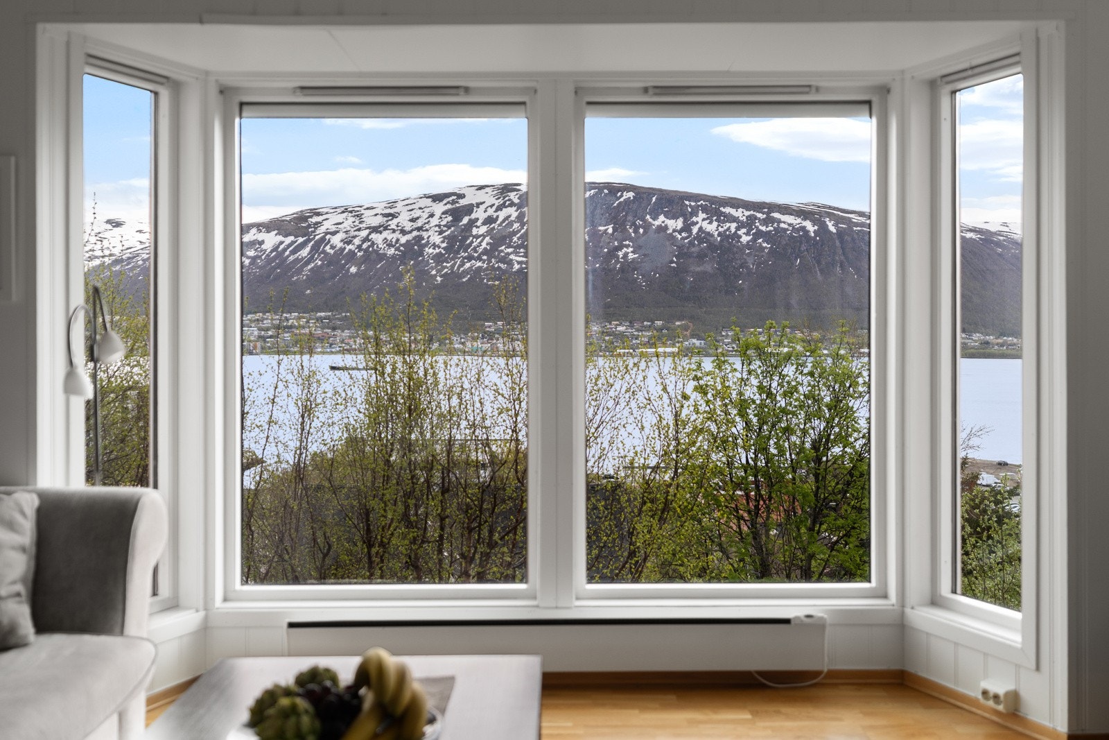 Det er montert utvendige Zipscreens på de større vinduene i stua, dette sikrer deg effektiv og elektronisk solskjerming i rommet.