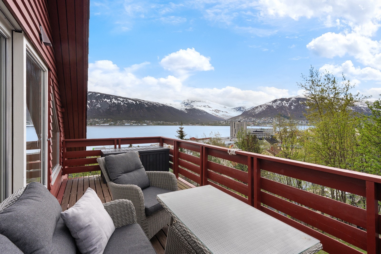 Fantastisk utstikt med flere veranda og utomhusområder og stor tomt på over et mål.