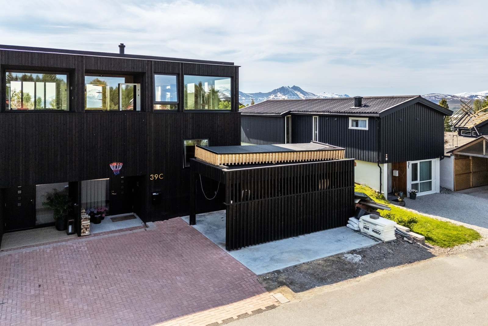 Parkering i carport og på tomt. Galleribilde