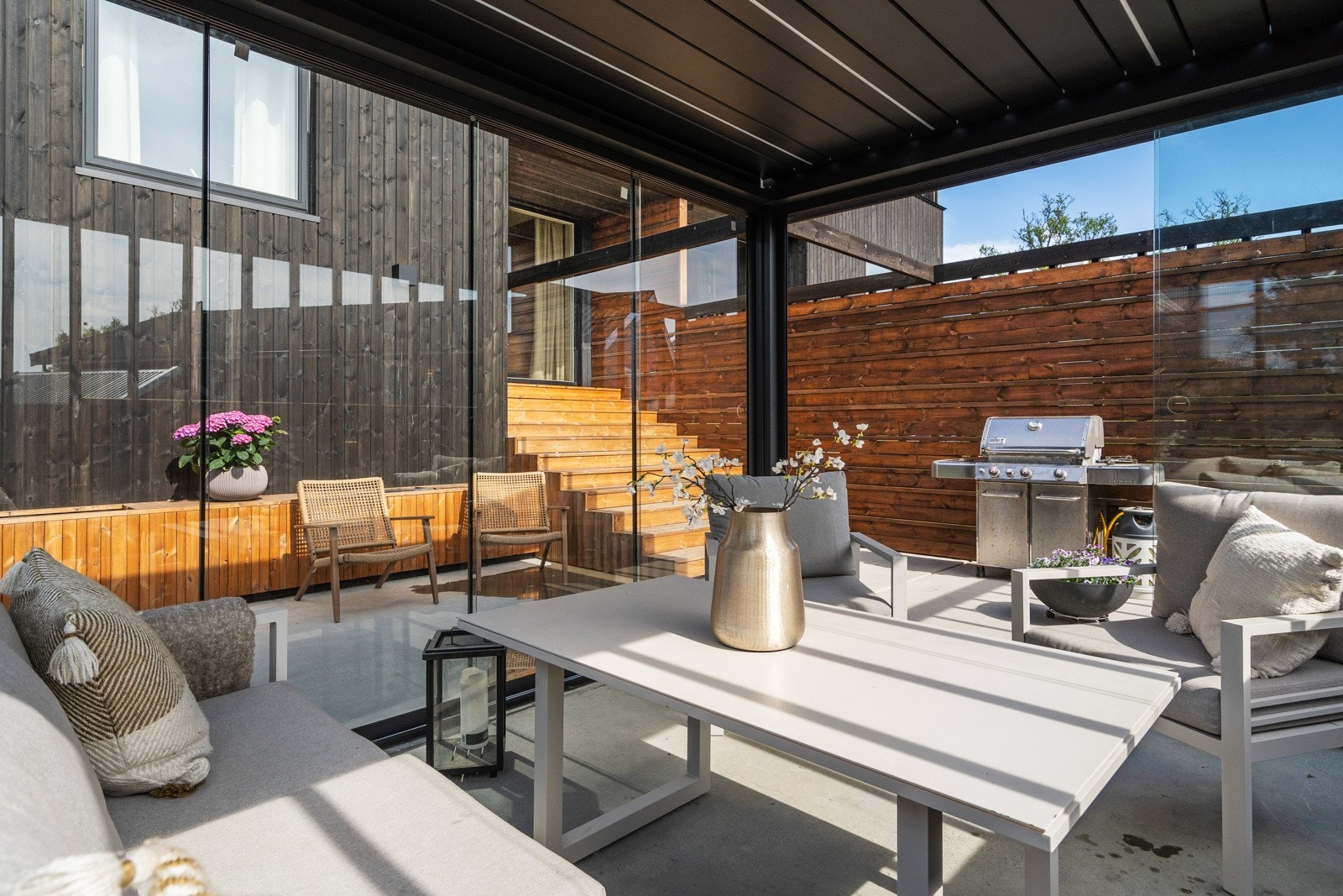 Solrik hovedveranda med plass til både spisegruppe og loungemøbler. Galleribilde