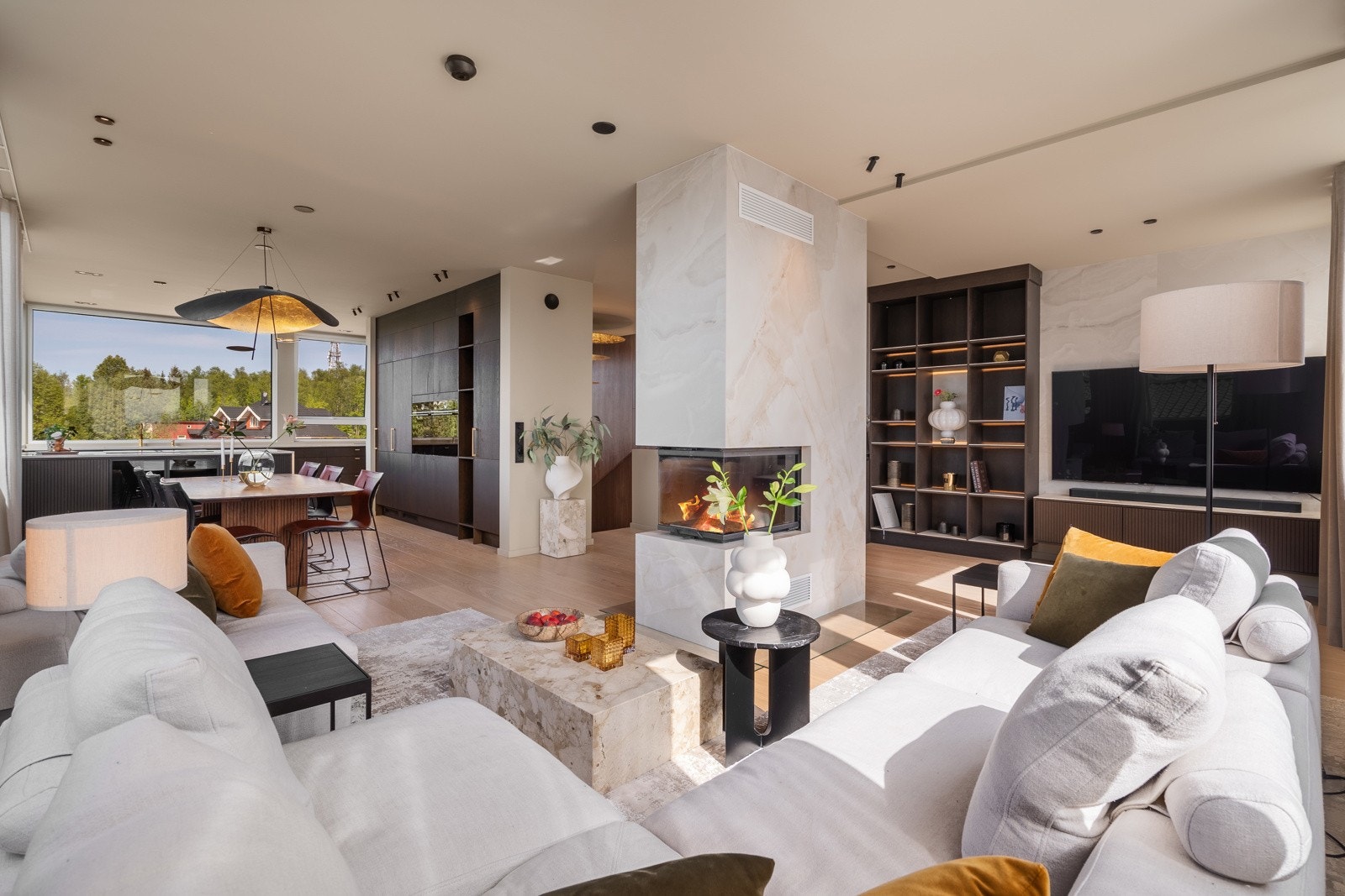 Det lekre ilsted er kledd med italiensk porselen flis innebygd peis separerer stue og spisestue på en elegant måte. Galleribilde