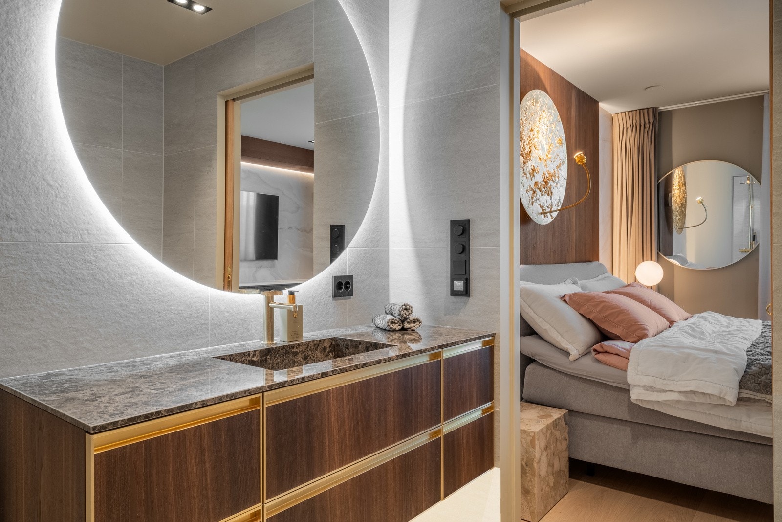 Alle baderomsinnredningene er Arbi italiensk spesialtilpasset og det er Gessi armatur på vaskene i alle baderom. Galleribilde