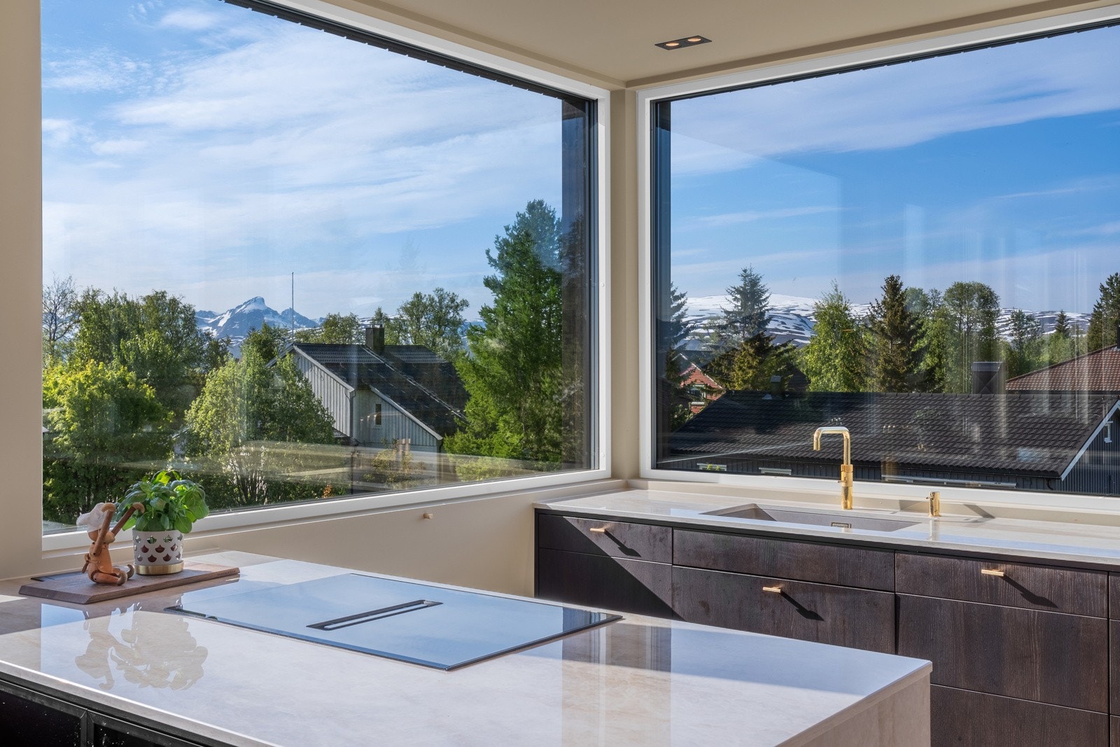 Kjøkkenet er velutstyrt med integrerte hvitevarer som kjøl- og fryseskap, 2stk miele oppvaskmaskiner, induksjonstopp, stekeovn og kobinert damp/stekeovn. Galleribilde