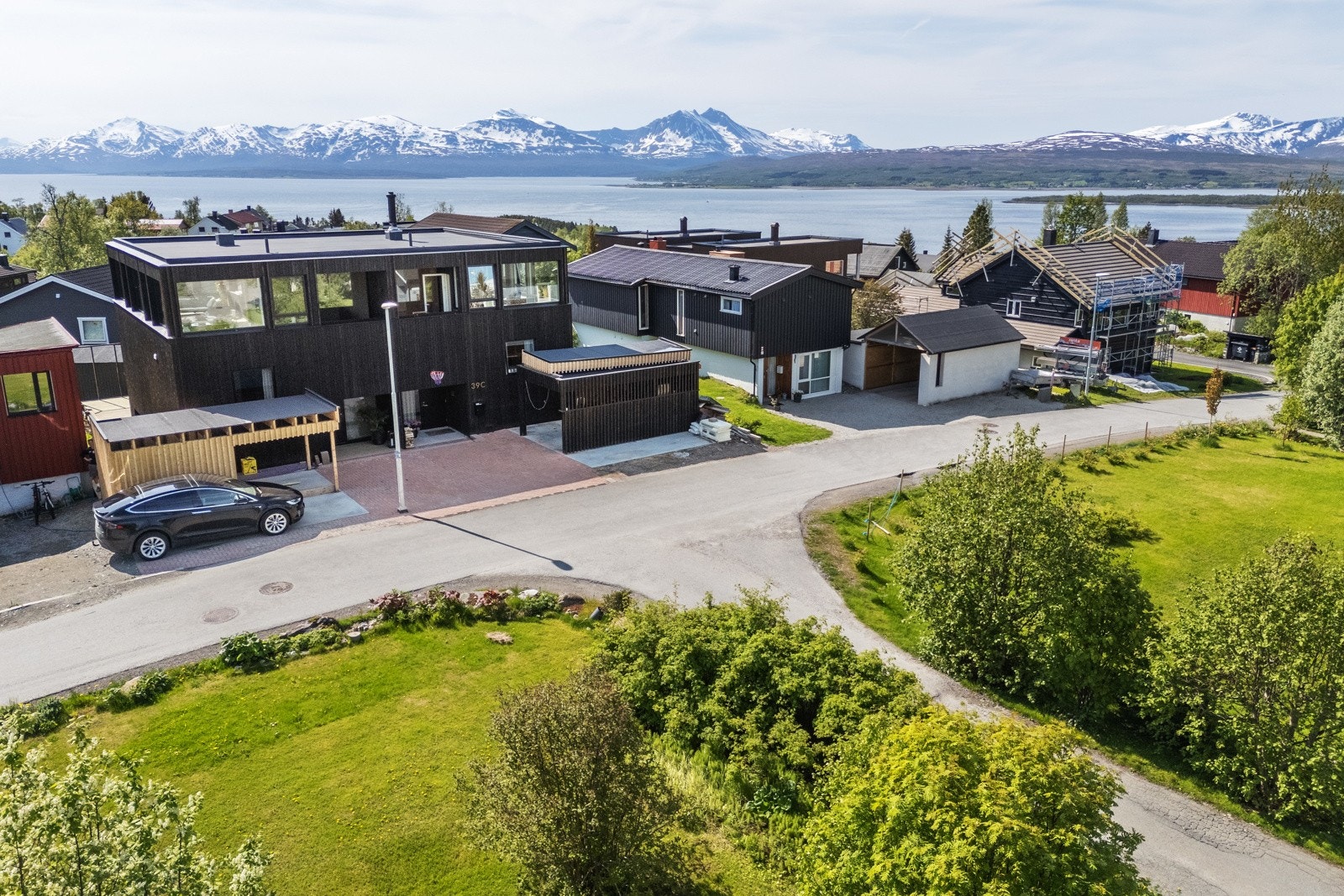 Boligen ligger i et trivelig nabolag med kort vei til skole, barnehage og fotballøkke. Galleribilde