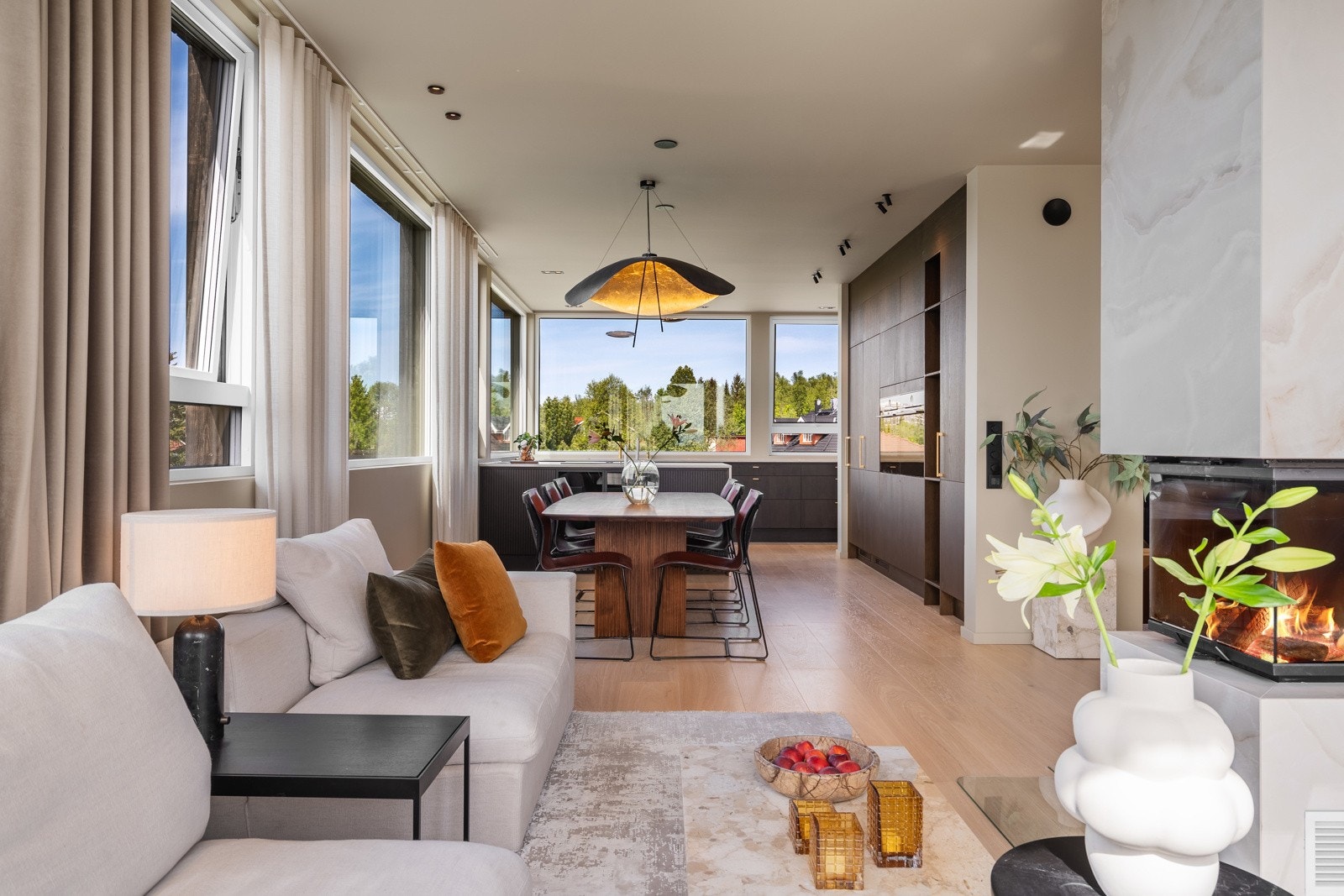 En gjennomført stue som balanserer komfort og eleganse. Galleribilde