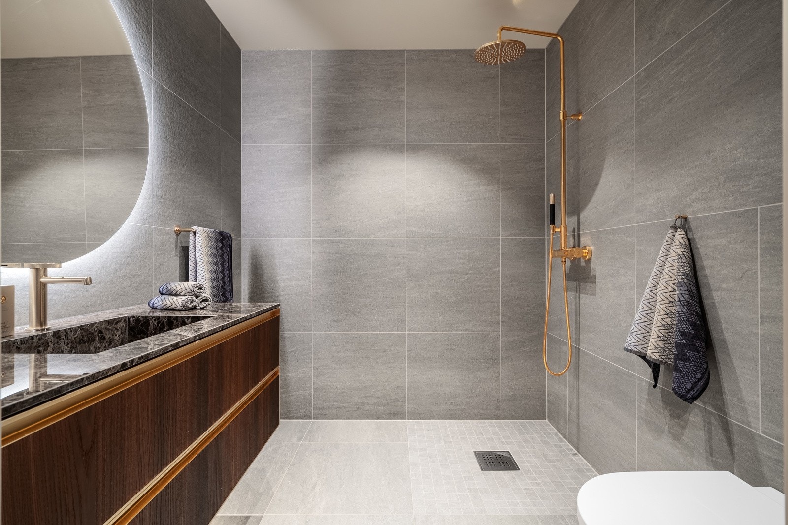 Flislagte overflater og stilrent interiør gir et rent uttrykk. Galleribilde