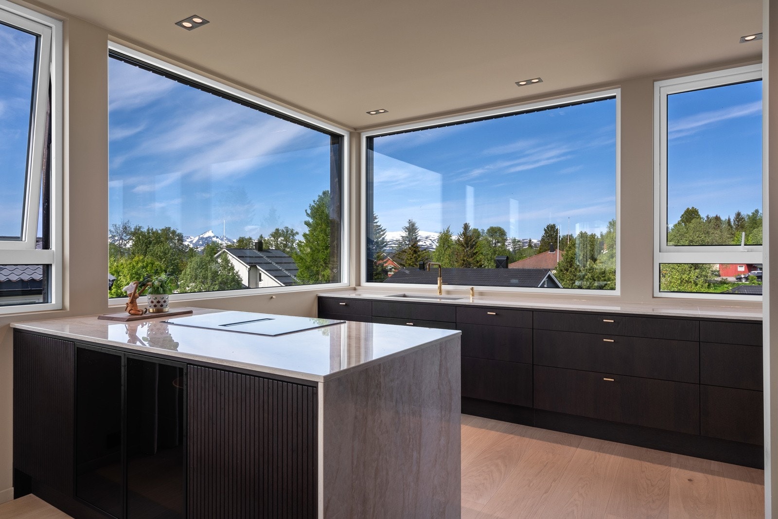 Stilrent kjøkken med lekre detaljer og god plass til matlaging med utsikt. Galleribilde