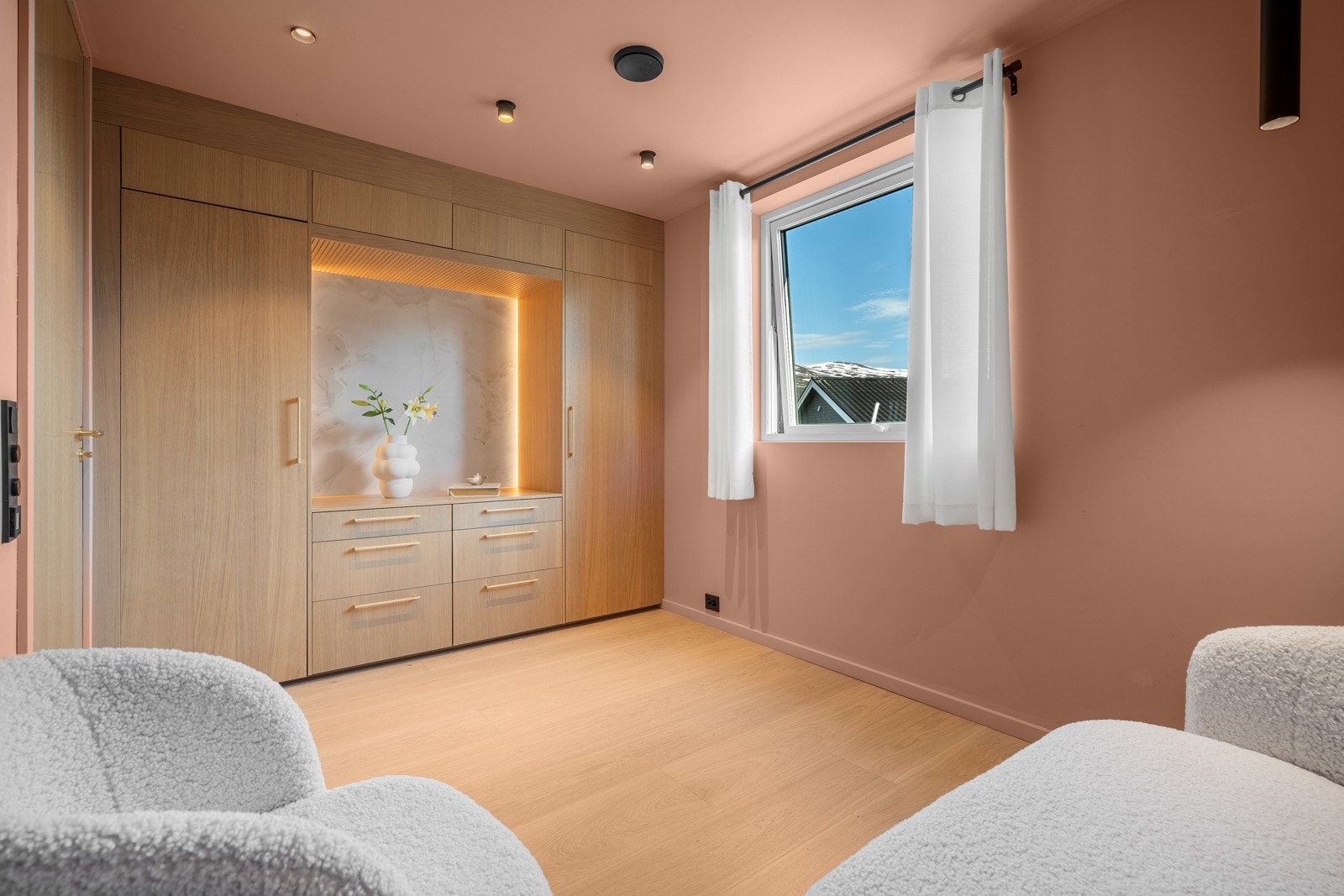 Soverom med lekker innebygd garderobeløsning med integrert belysning. Galleribilde