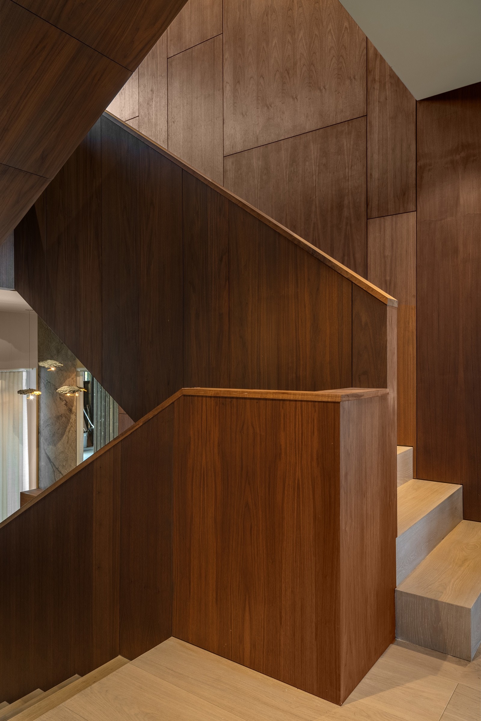 Trapp med eiketrinn og valnøtt finer på vegg og rekkverk. Galleribilde