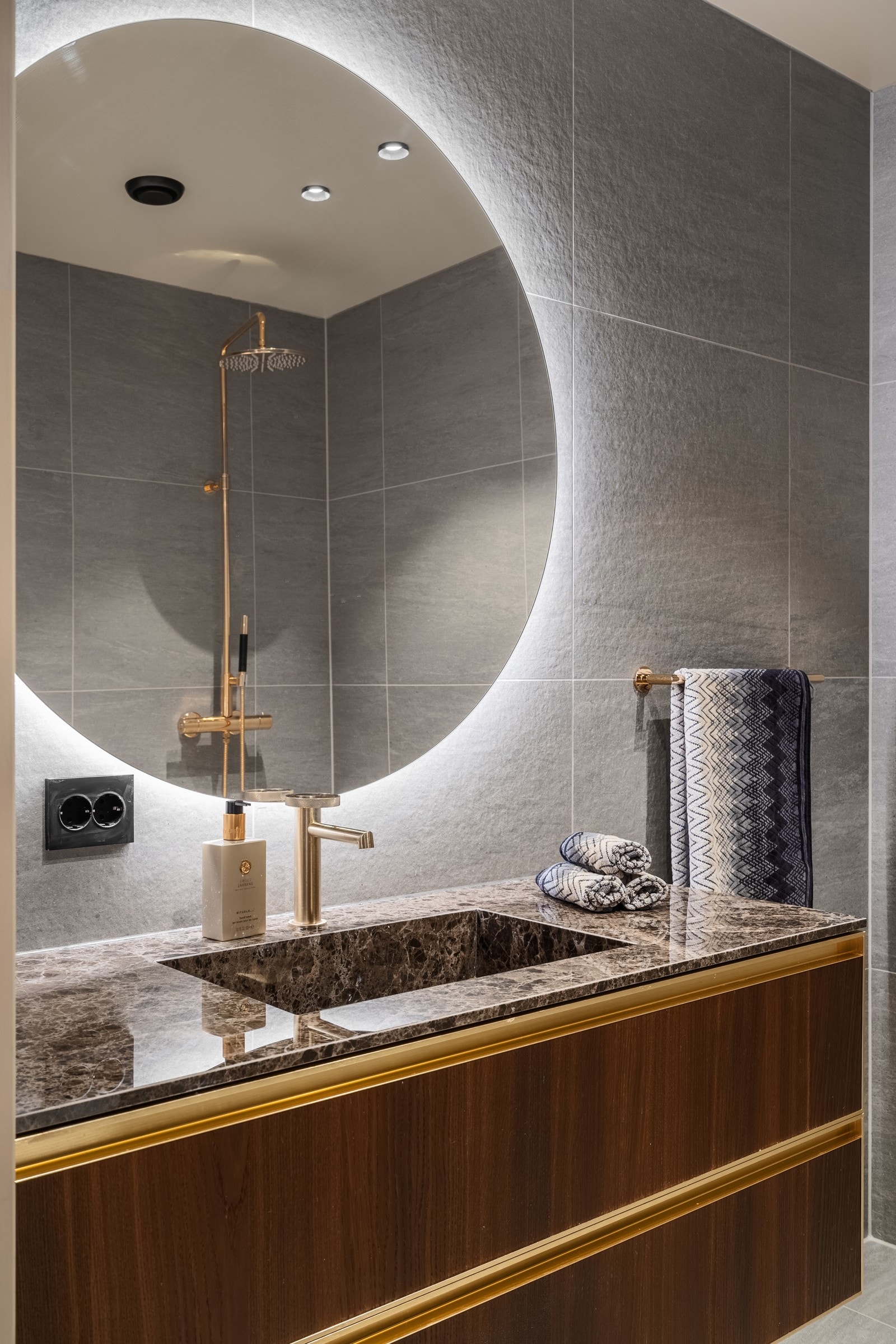 Meget innbydende baderom med lekre detaljer. Galleribilde