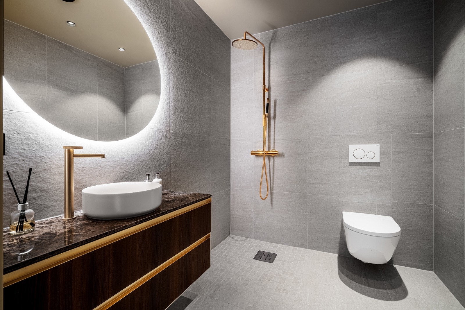 Delikat baderom med flislagte flater og varme i gulvet. Galleribilde