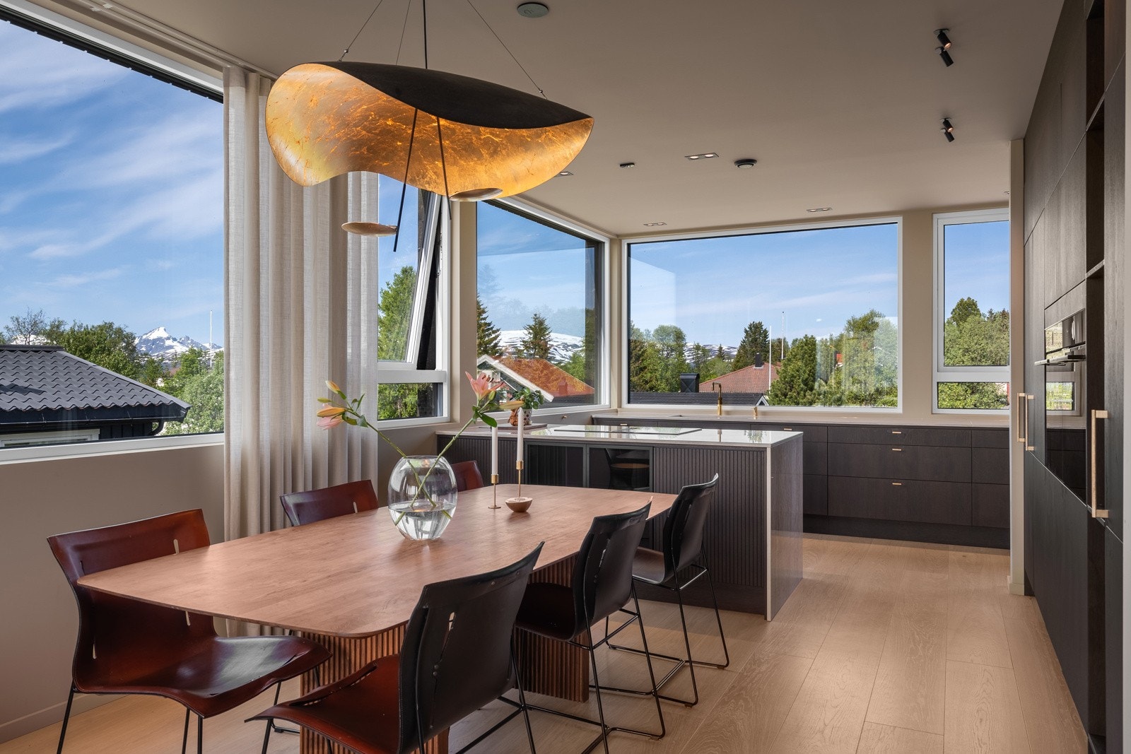 Sosial spisestue med plass til gjester - Rett ved kjøkkenet og stua. Galleribilde