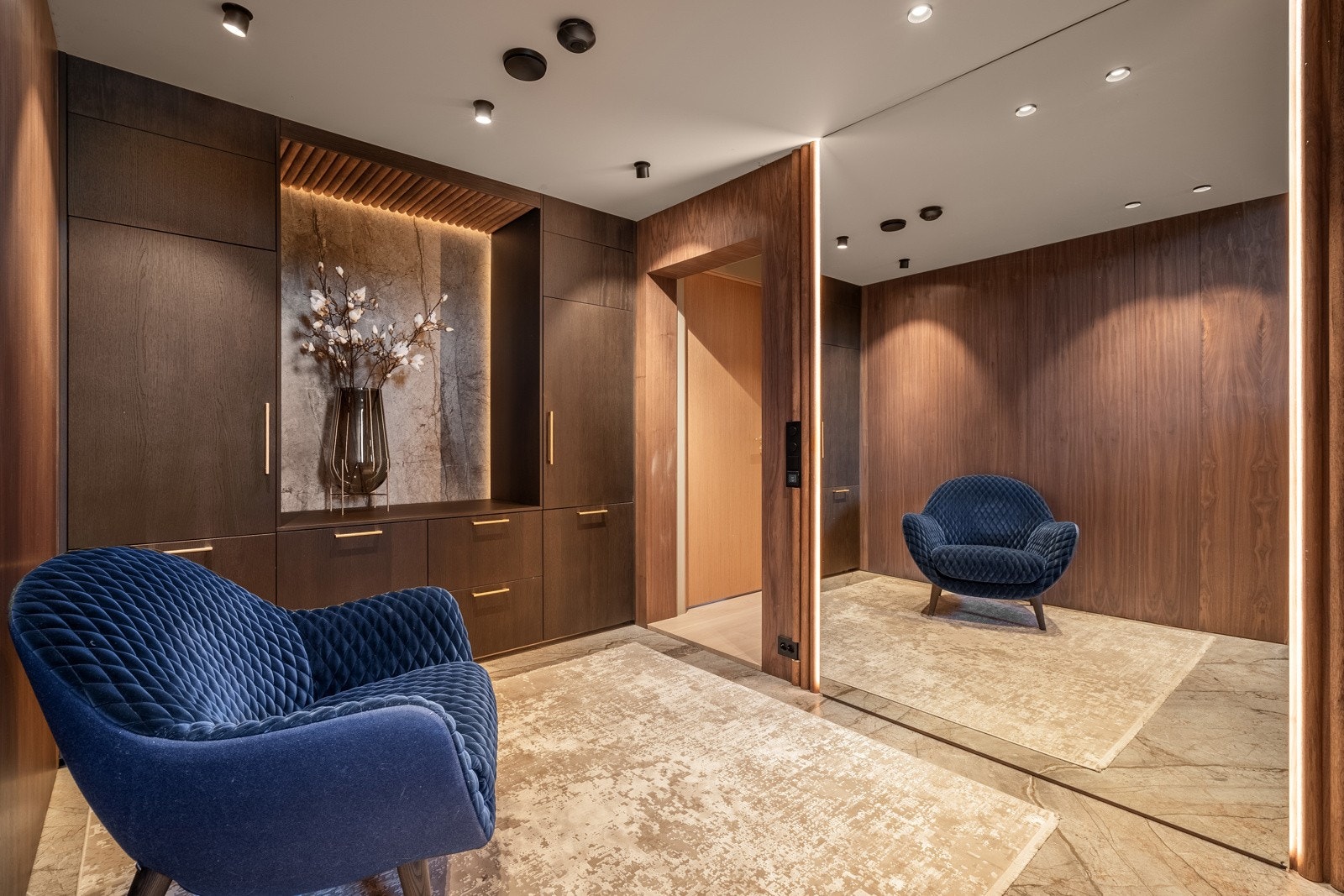 Funksjonelt rom med praktisk garderobeløsning for effektiv lagring av klær. Galleribilde