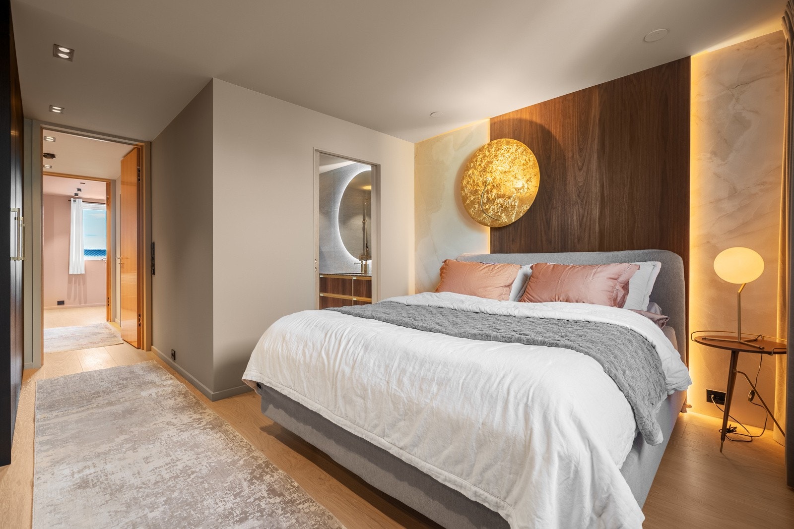 Hovedsoverom med rolig atmosfære og direkte tilgang til eget bad. Galleribilde