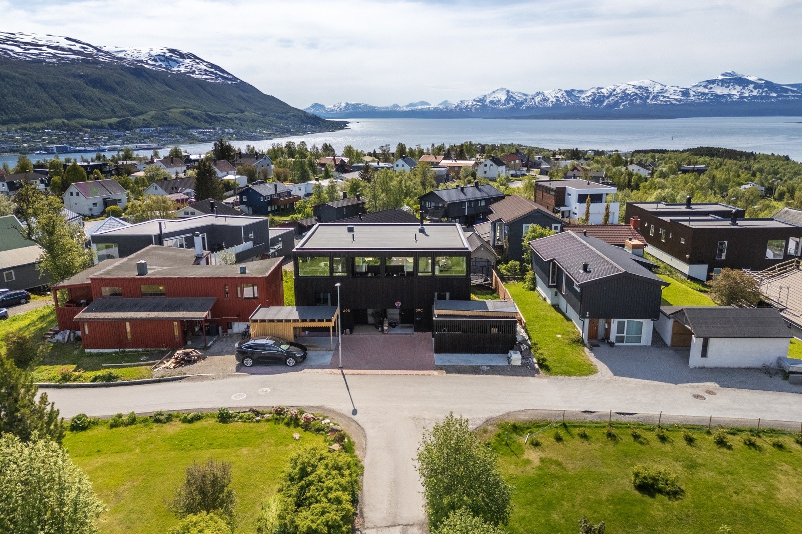 Gangavstand til sentrum ognærhet til populære turområder som Prestvannet, lysløypa og Telegrafbukta. Galleribilde