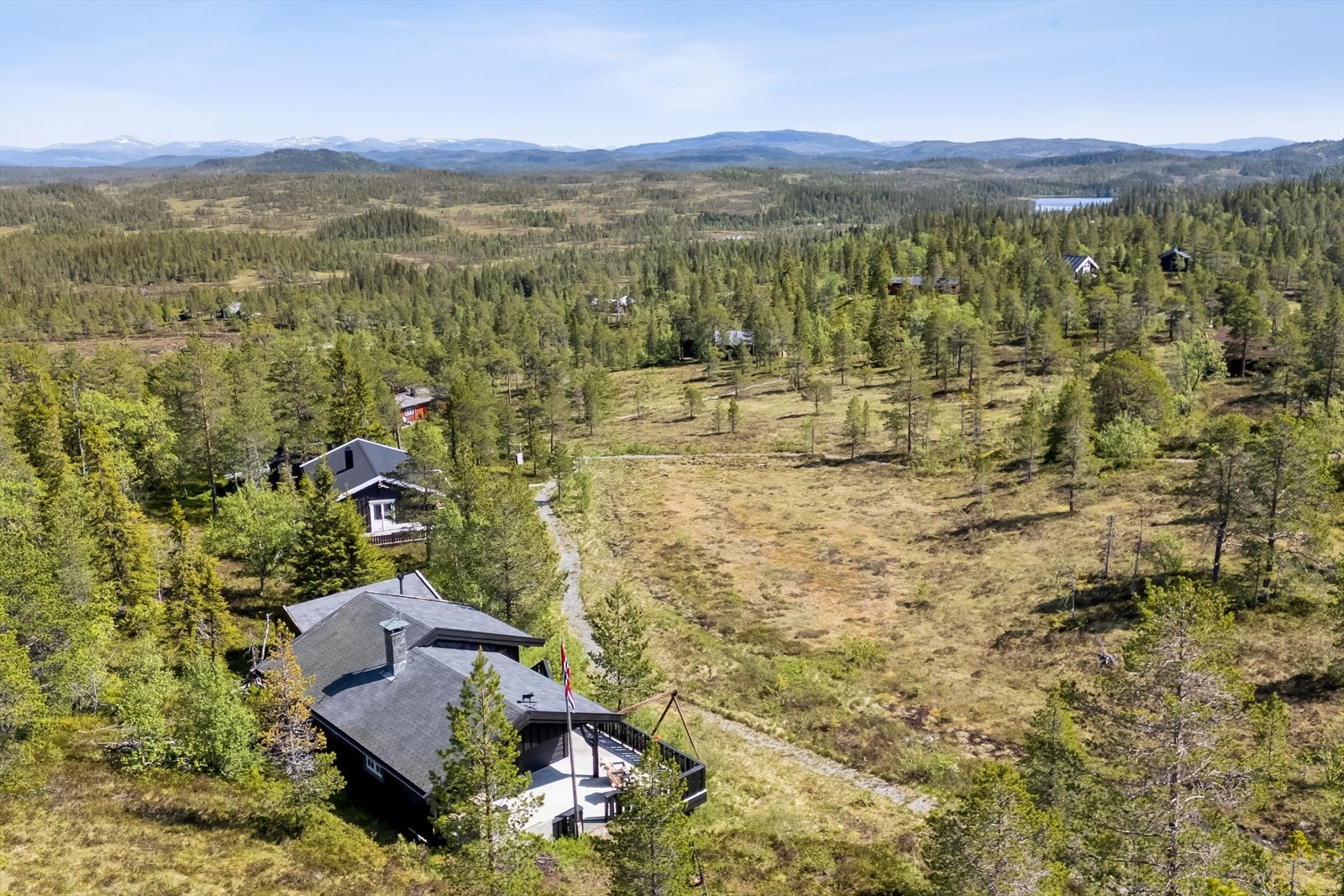 Hytta har en meget attraktiv beliggenhet med oppkjørt skispor rett utenfor døra Galleribilde