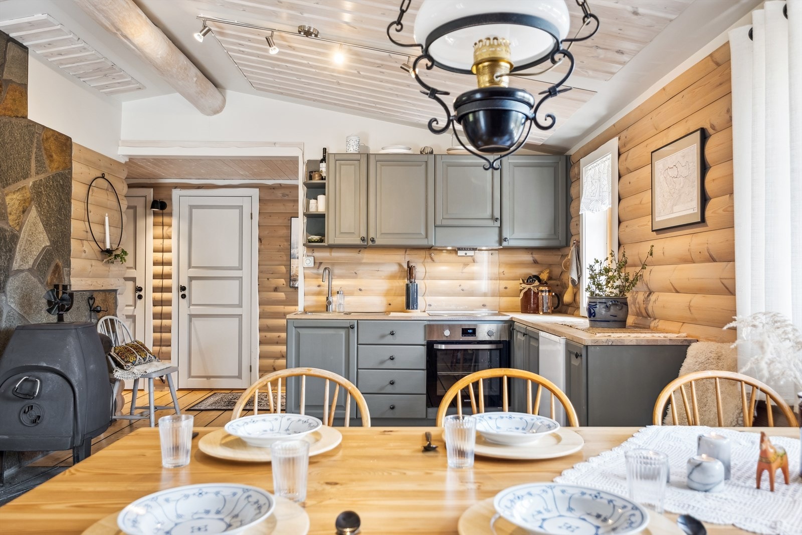 Delvis åpen løsning mellom kjøkken og stue. Galleribilde