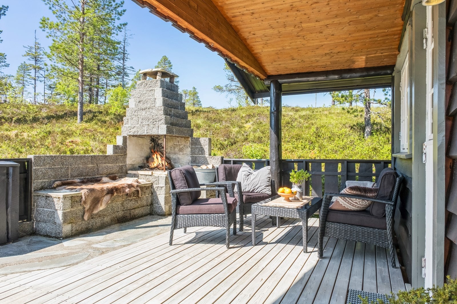Terrasse med utepeis og kos året rundt Galleribilde