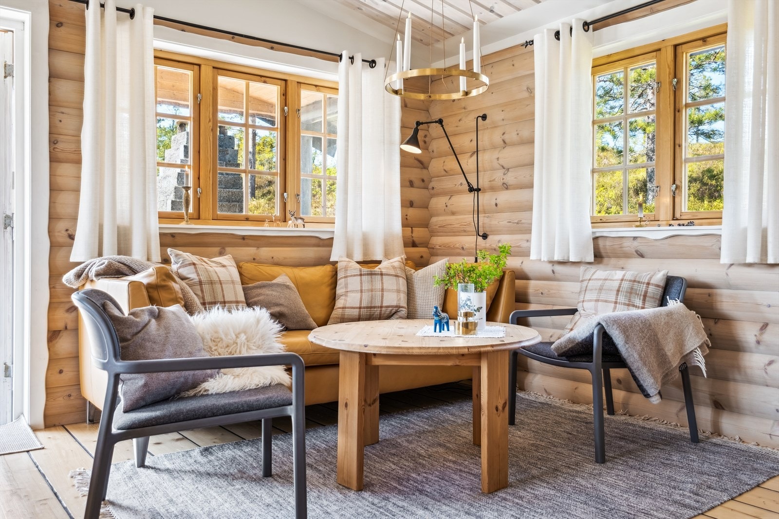 Stuen har rikelig med vinduer og godt gjennomlys Galleribilde