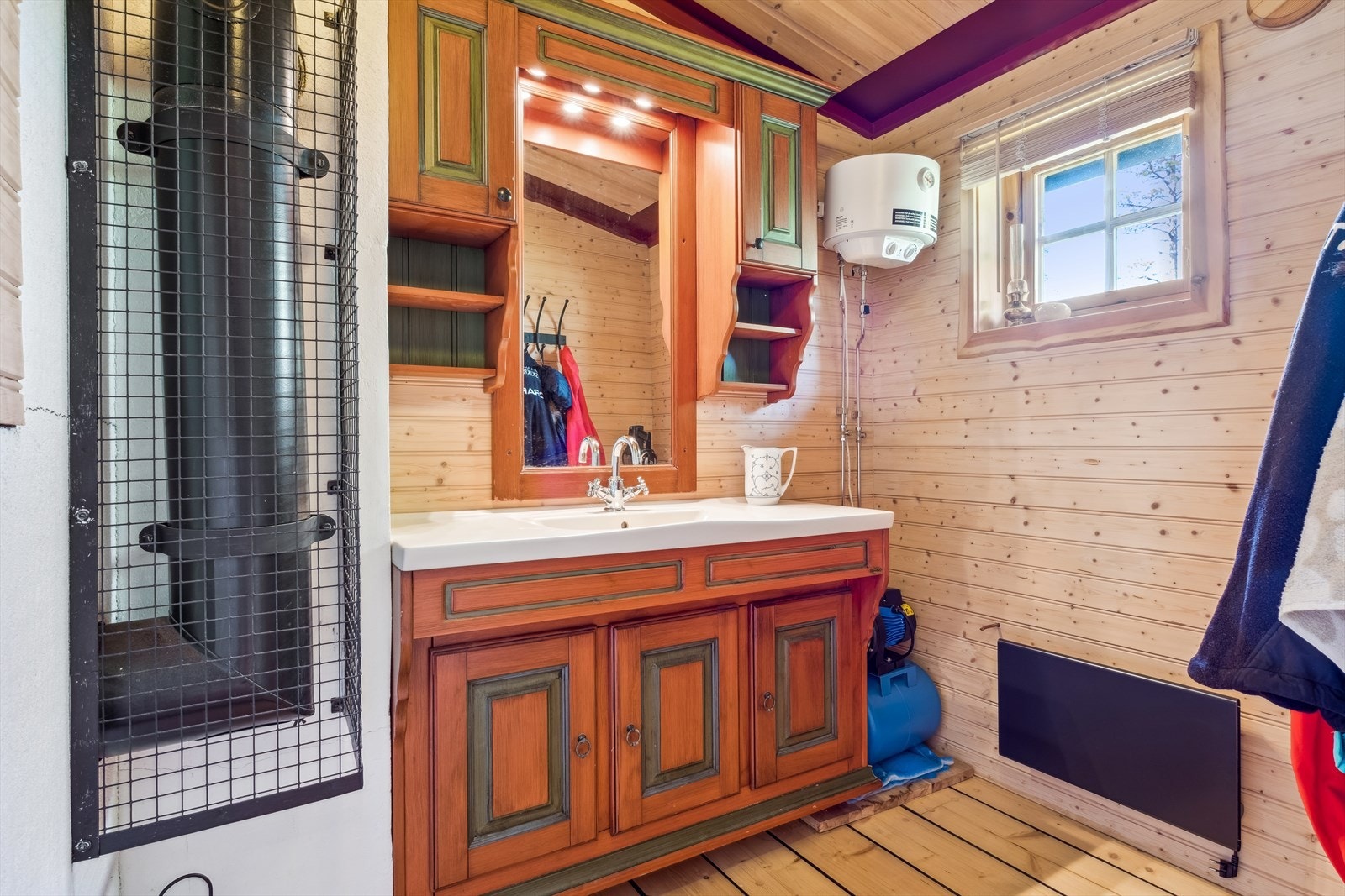 Bad med varmtvannsbereder Galleribilde