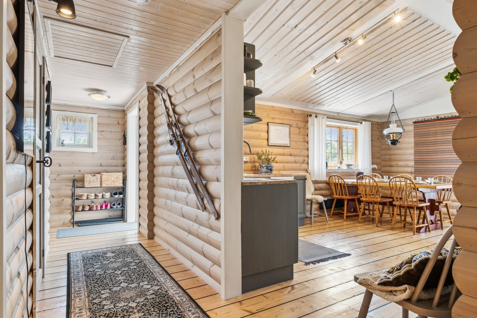 Hytta har fine overflater med lysnet panel og tregulv Galleribilde