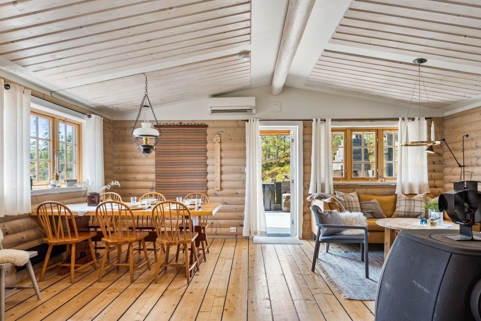 Hyggelig stue med god plass til møblering. Varmepumpe og vedovn. Galleribilde