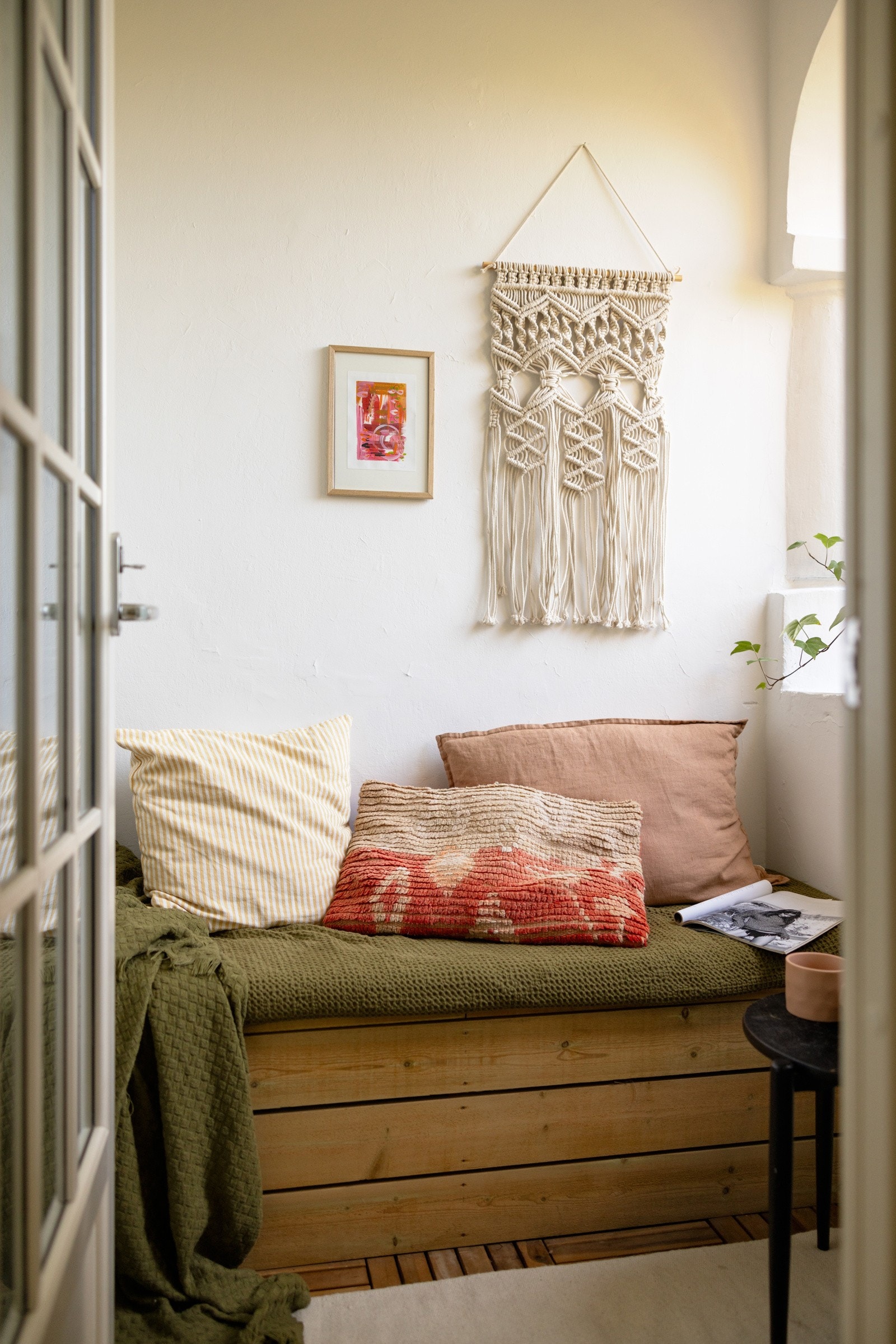 Fra stuen tar du deg ut til balkongen via en sjarmerende balkongdør fra 2009 med glassfelt. Galleribilde