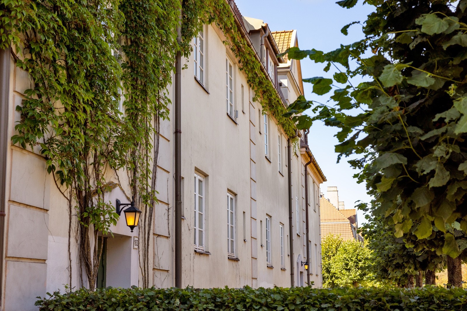 Flott klassisk bygård fra 1918. Galleribilde