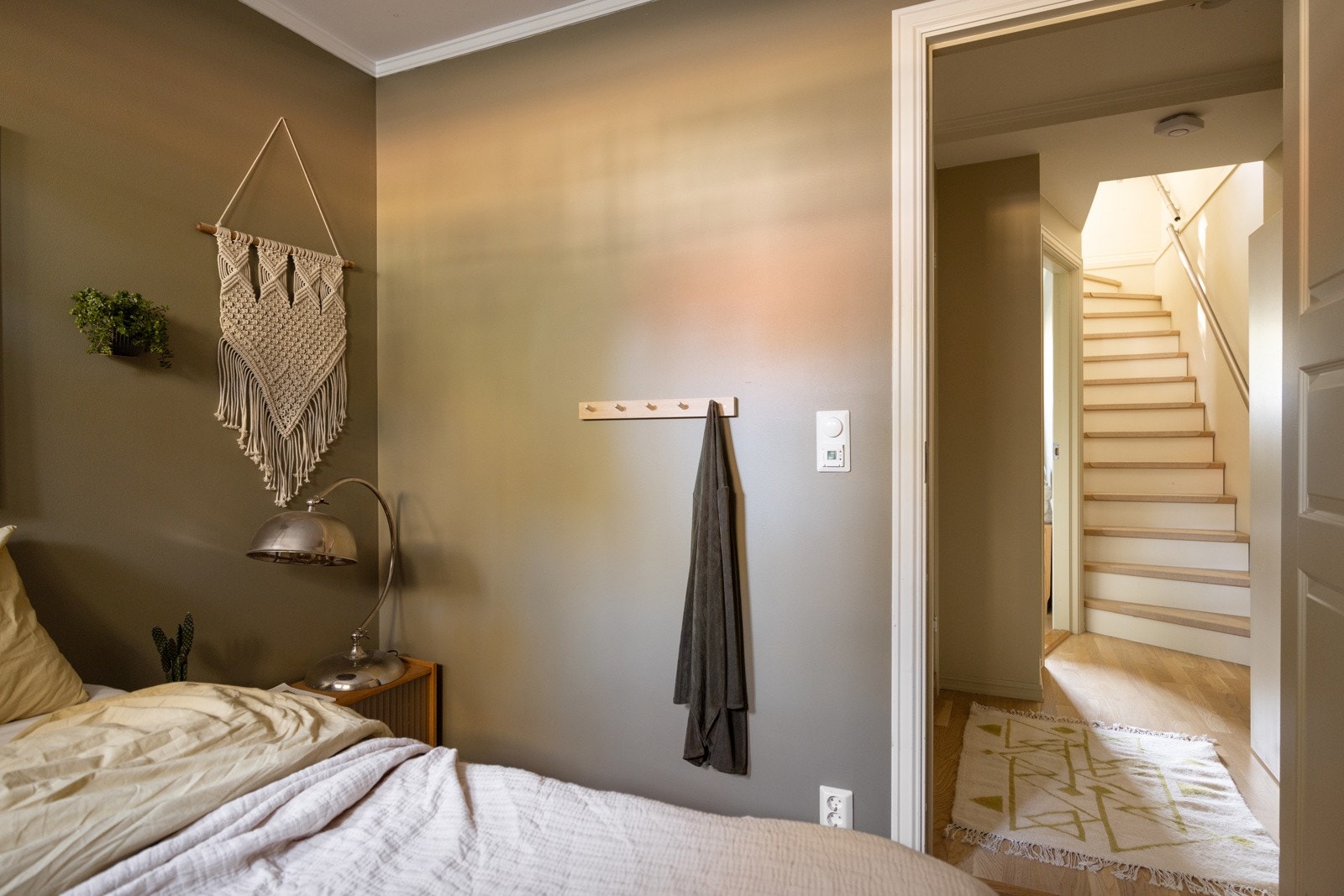 Soverommet har deilig gulvvarme og god oppbevaringsplass i åpen garderobeløsning med hyller. Galleribilde