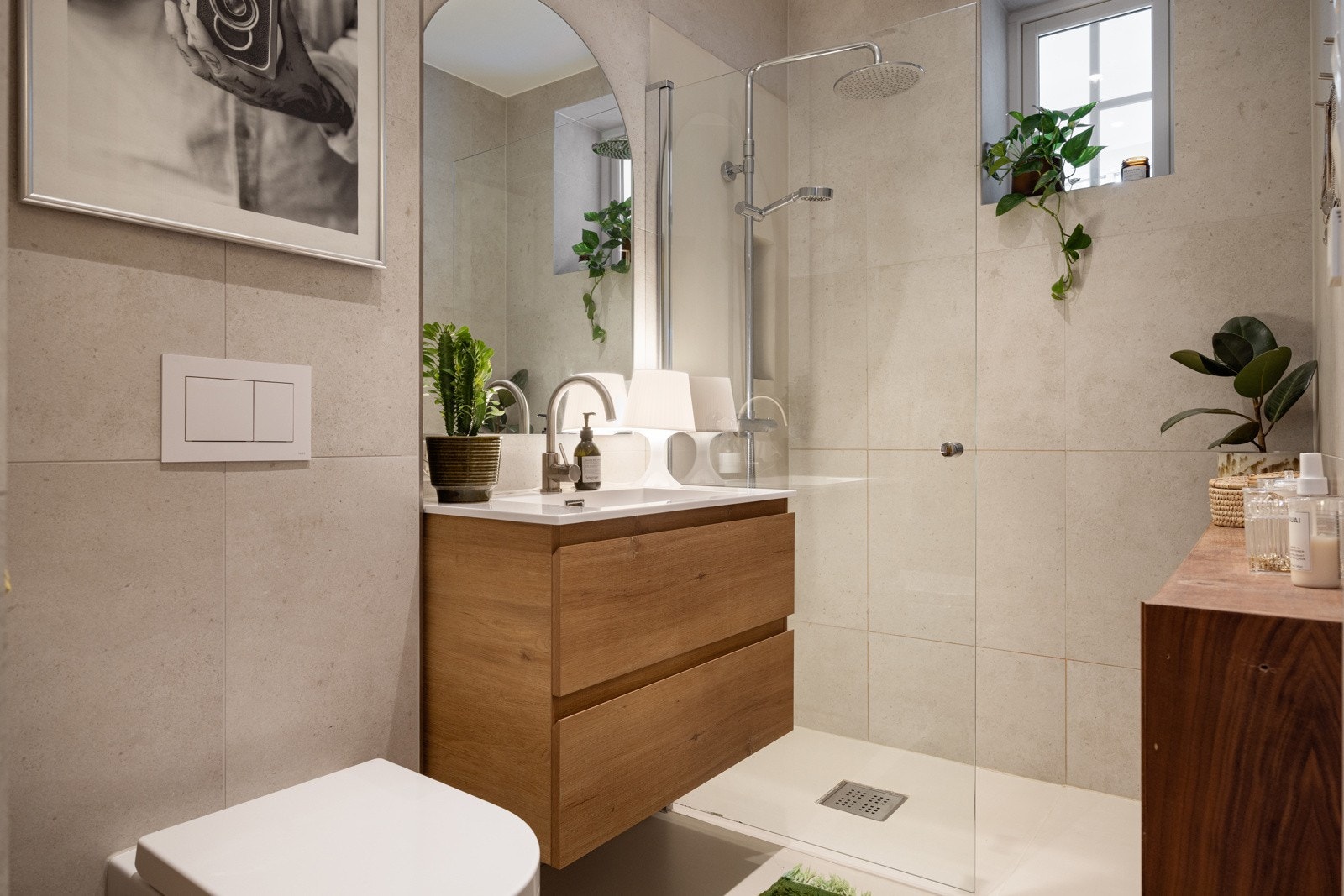 Baderommet fremstår som svært elegant og gjennomført, med stilrene materialer og lekre detaljer. Galleribilde