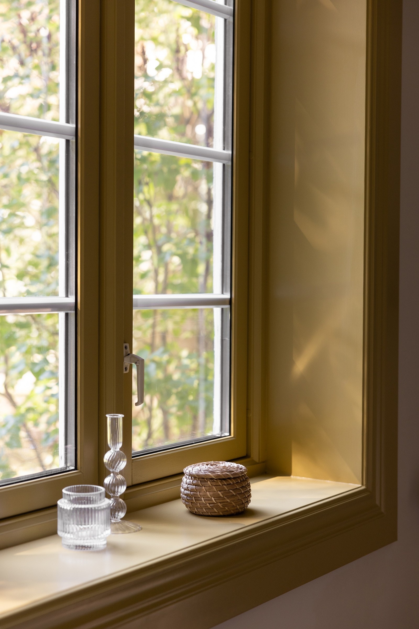 De store klassiske vindusflatene slipper inn nydelig lys. Alle vinduene har fine brede vinduskarmer for planter og dekor. Galleribilde