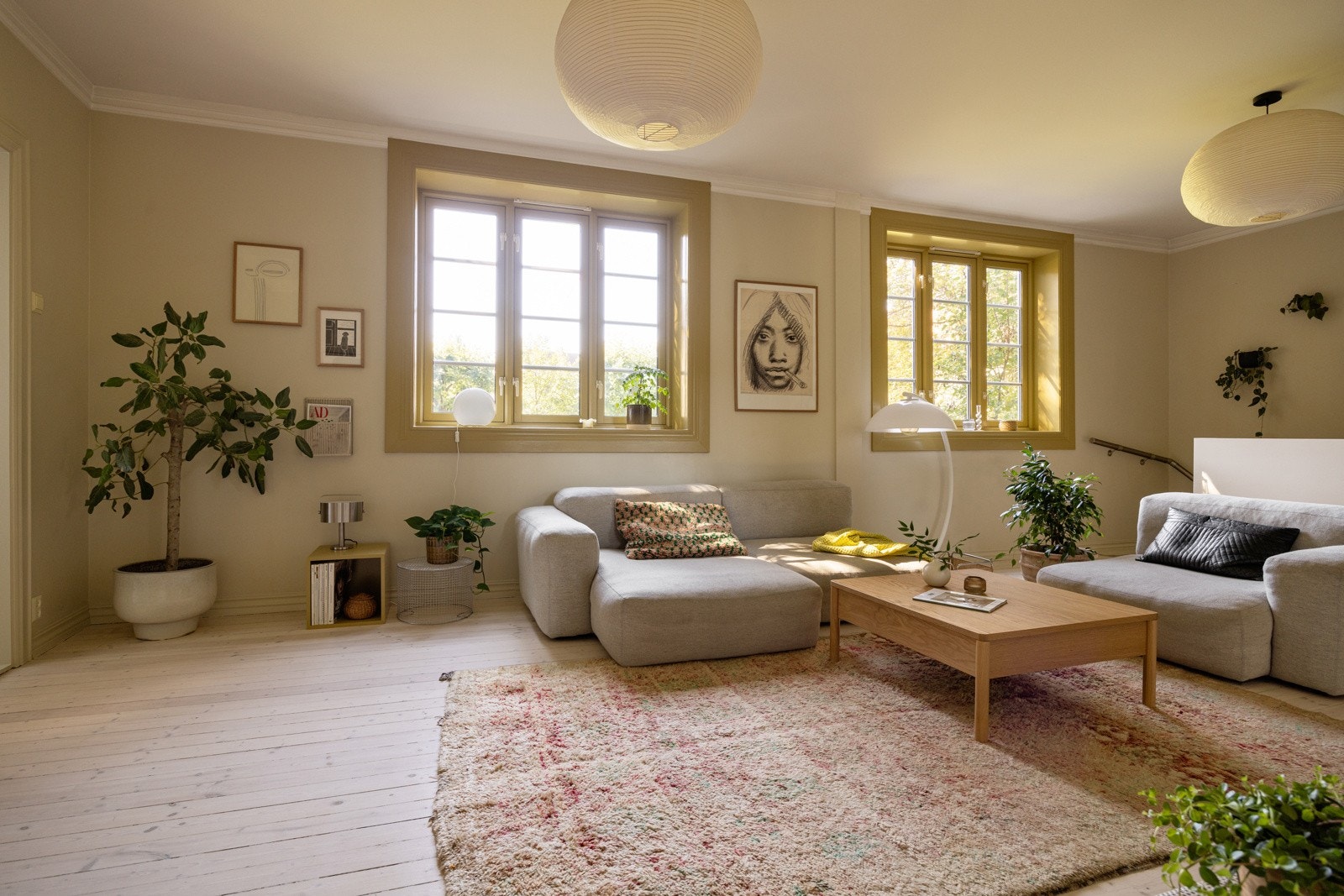 Leiligheten har en god planløsning over to plan med nydelige oppholdsrom, sjarmerende sydvendt balkong, 3 romslige soverom, delikat baderom, eget vaskerom og praktisk bod. Galleribilde