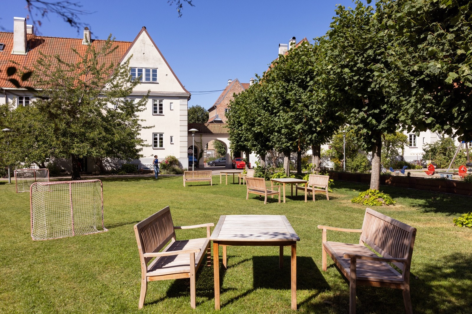Borettslaget har en utrolig idyllisk og stor bakgård med flotte grøntarealer, beplatning, lekeapparater, utmøbler, grill og pizzaovn. Galleribilde