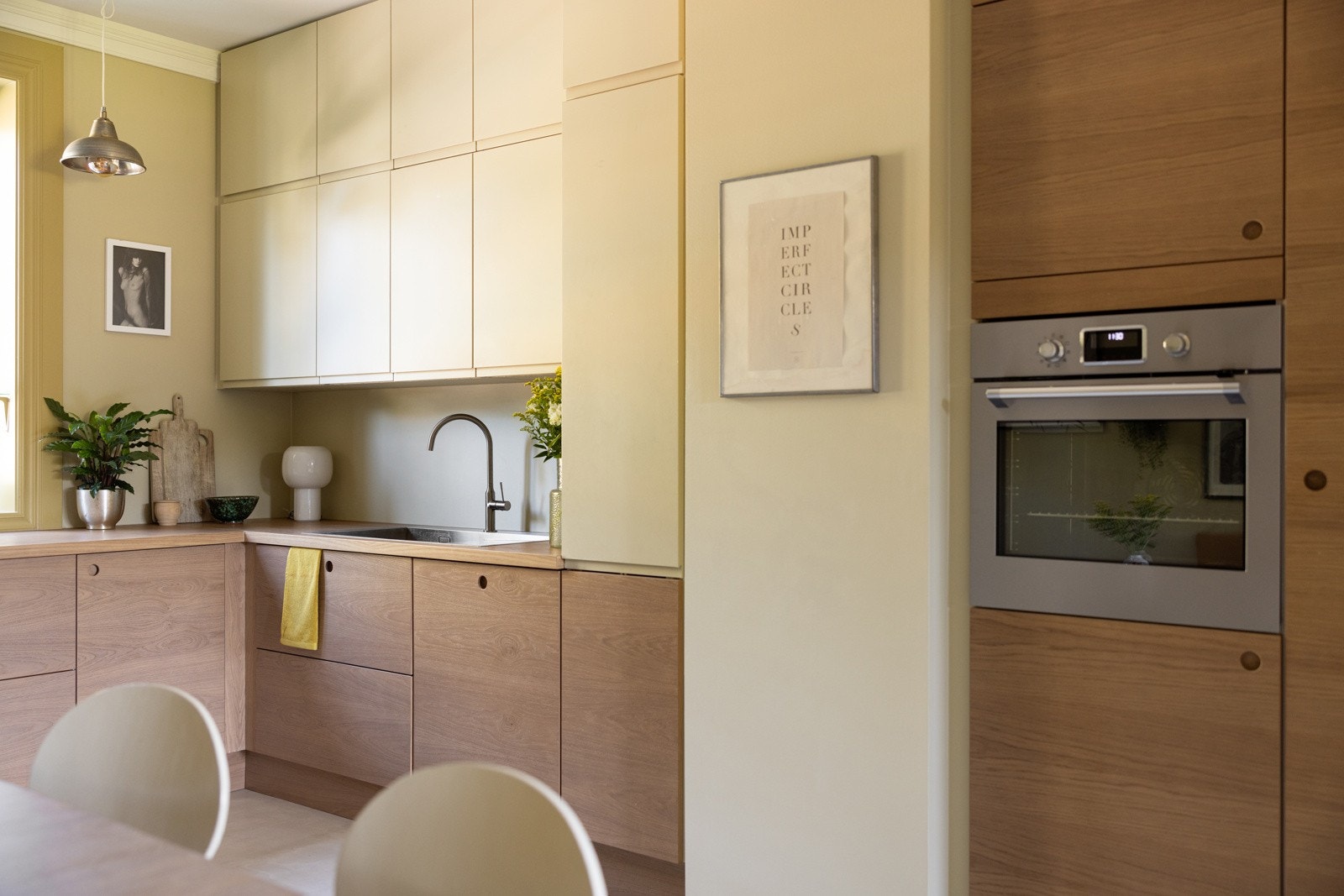 Kjøkkenfronter, benkeplate, vask og kjøkkenarmatur ble byttet ut av møbelsnekker, Norfur Møbler Kalnins, i 2025. Galleribilde