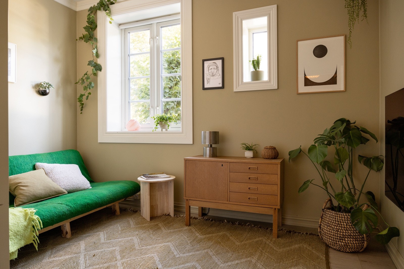 Soverom 1 er et lyst og nydelig rom som i dag er innredet som en tv-stue. Galleribilde