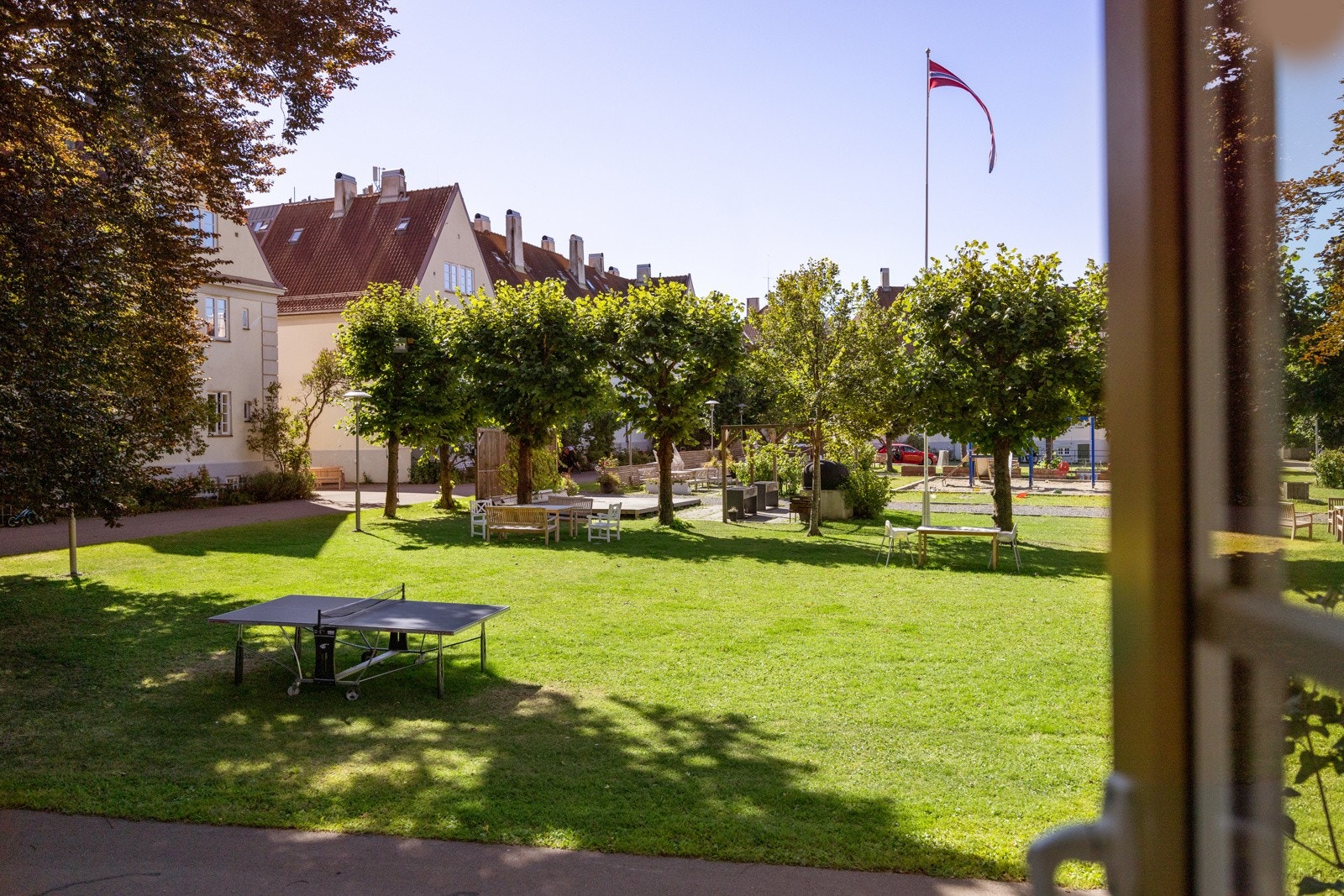 Hyggelig utsyn over borettslagets idylliske hage! Galleribilde