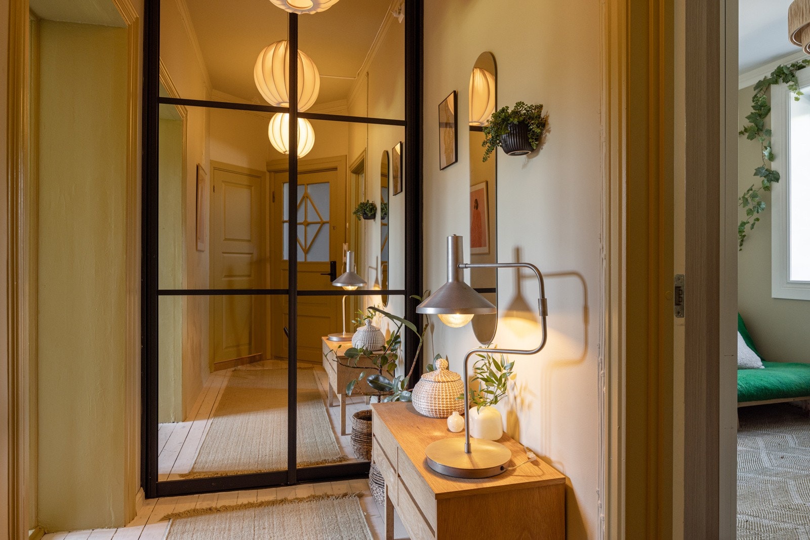 Det er god oppbevaringsplass i romslig plassbygget skyvedørsgarderobe med speildører. Galleribilde