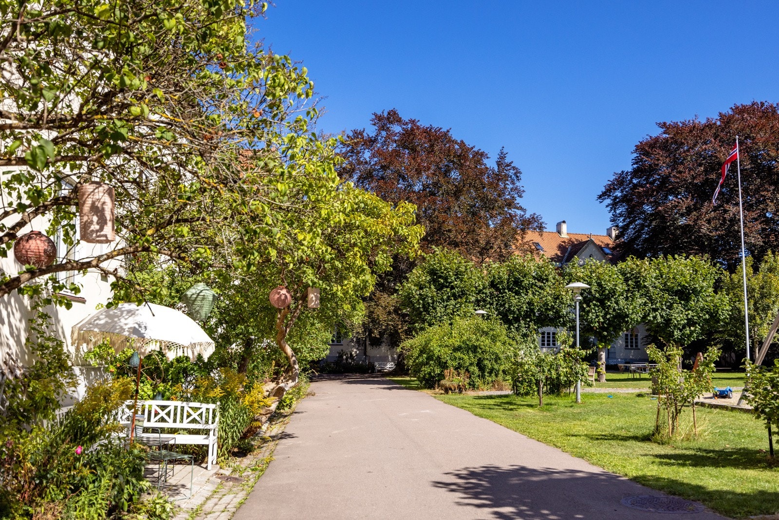 Et ettertraktet område som er preget av klassiske teglsteinsbygninger, store hager og rolige, buede gater som gir en behagelig og trygg atmosfære. Galleribilde