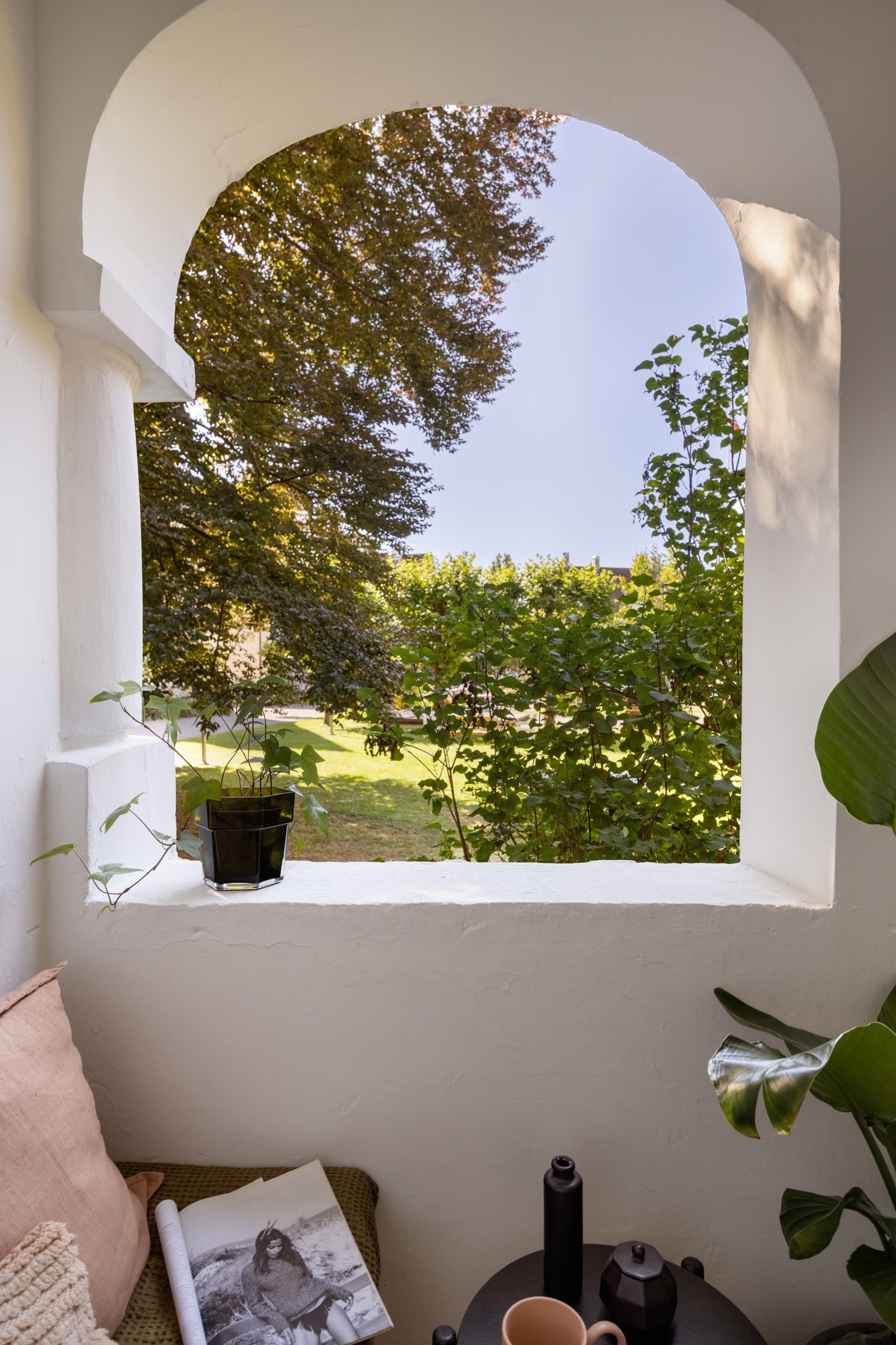 Inntrukket balkong i mur- og betongkonstruksjon, treheller på gulv og plassbygget sittebenk. Galleribilde