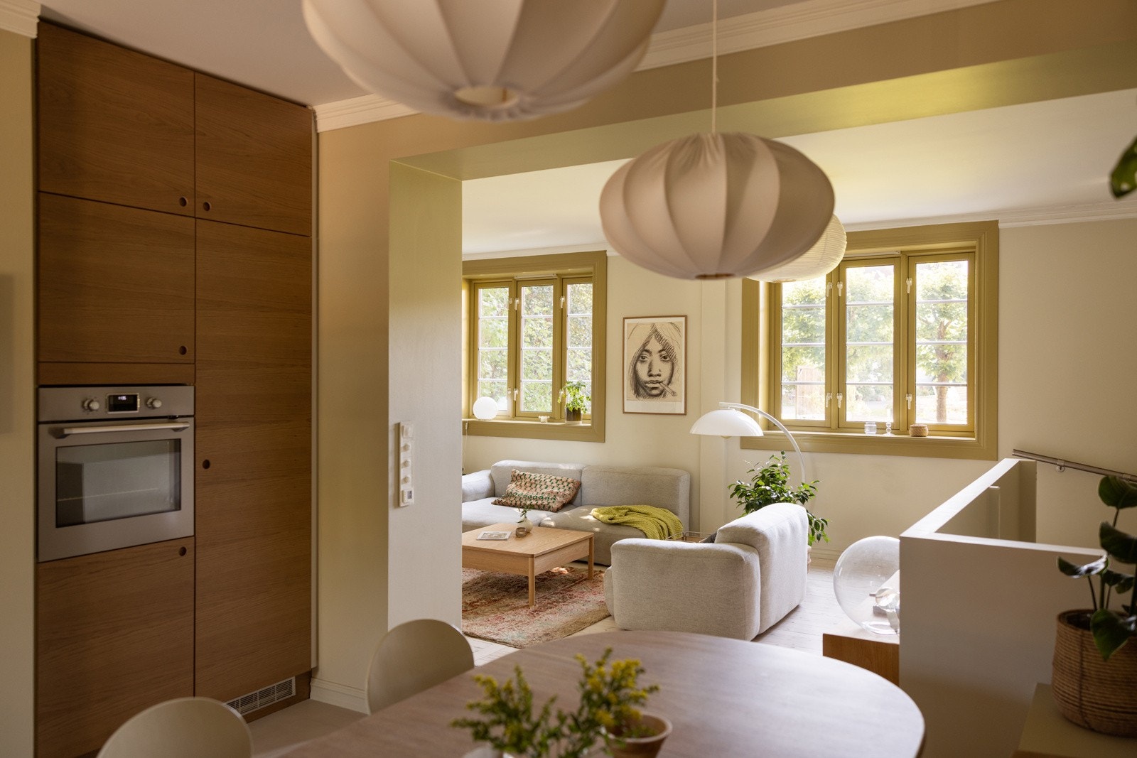 Leiligheten har en gjennomført fargepalett i nydelig ton-i-ton farger. Alle vegger er malt i alle rom i løpet av 2024-2025. Galleribilde