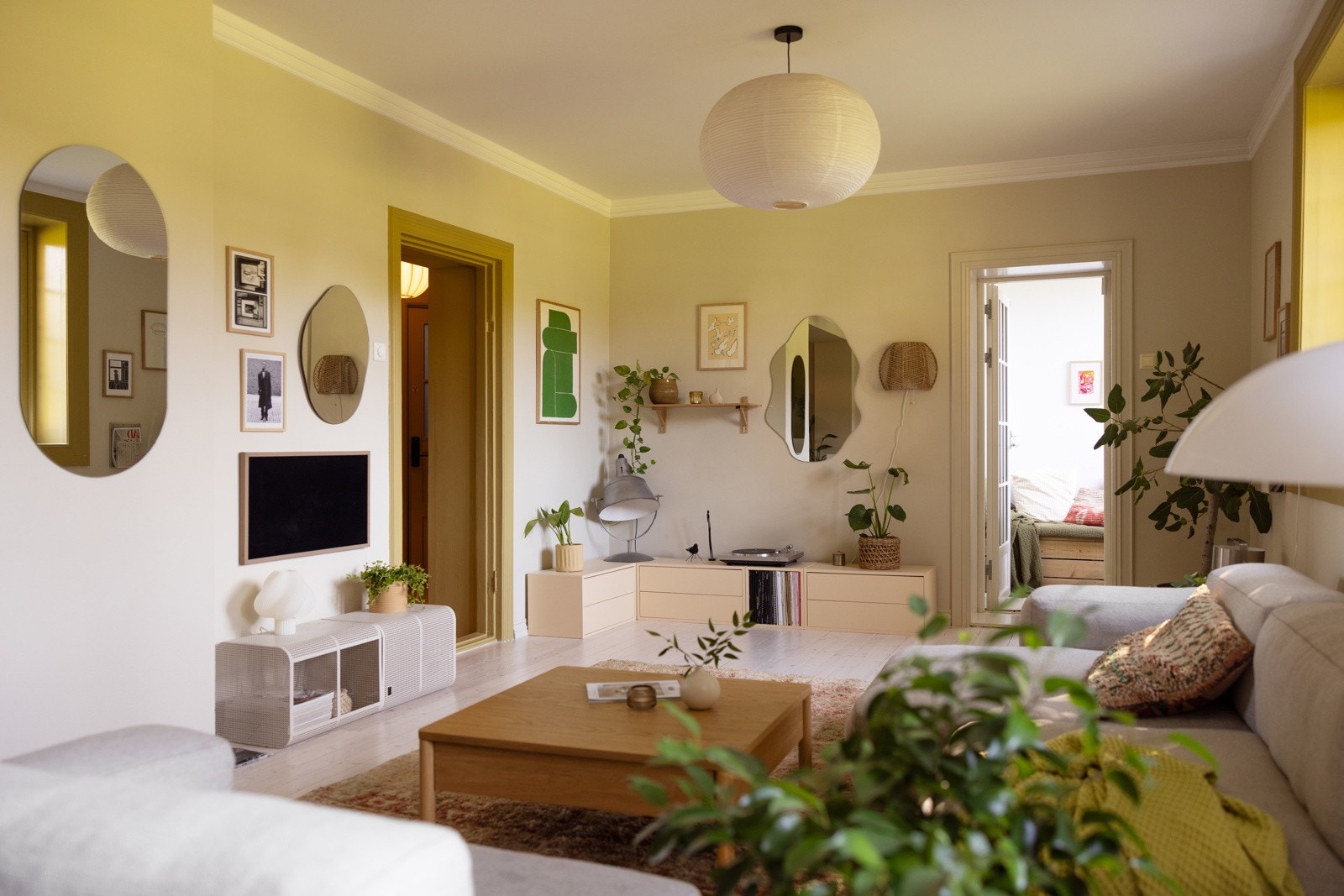 Stuen er romslig med god plass til stor sofagruppe og annet ønskelig møblement. Galleribilde