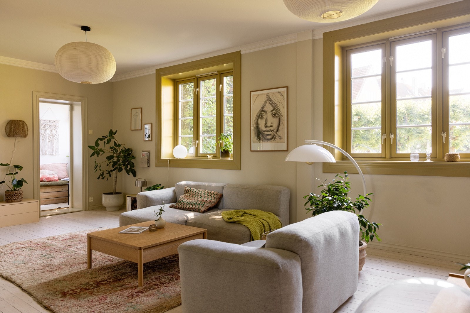 Lysinnslippet sammen med den gode takhøyden på ca. 2,7 meter gir en god og luftig romfølelse. Galleribilde