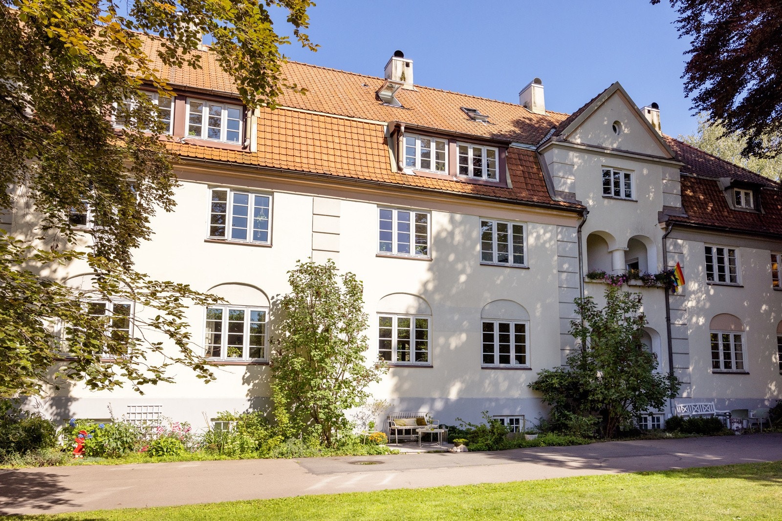 Drenering i bakgård ble oppgradert i regi av borettslaget i ca. 2012. Antatt utvendig etterisolering, nye drensrør, grunnmursplast og drenerte masser, samt nye vinduer i underetasjen mot bakgården. Galleribilde