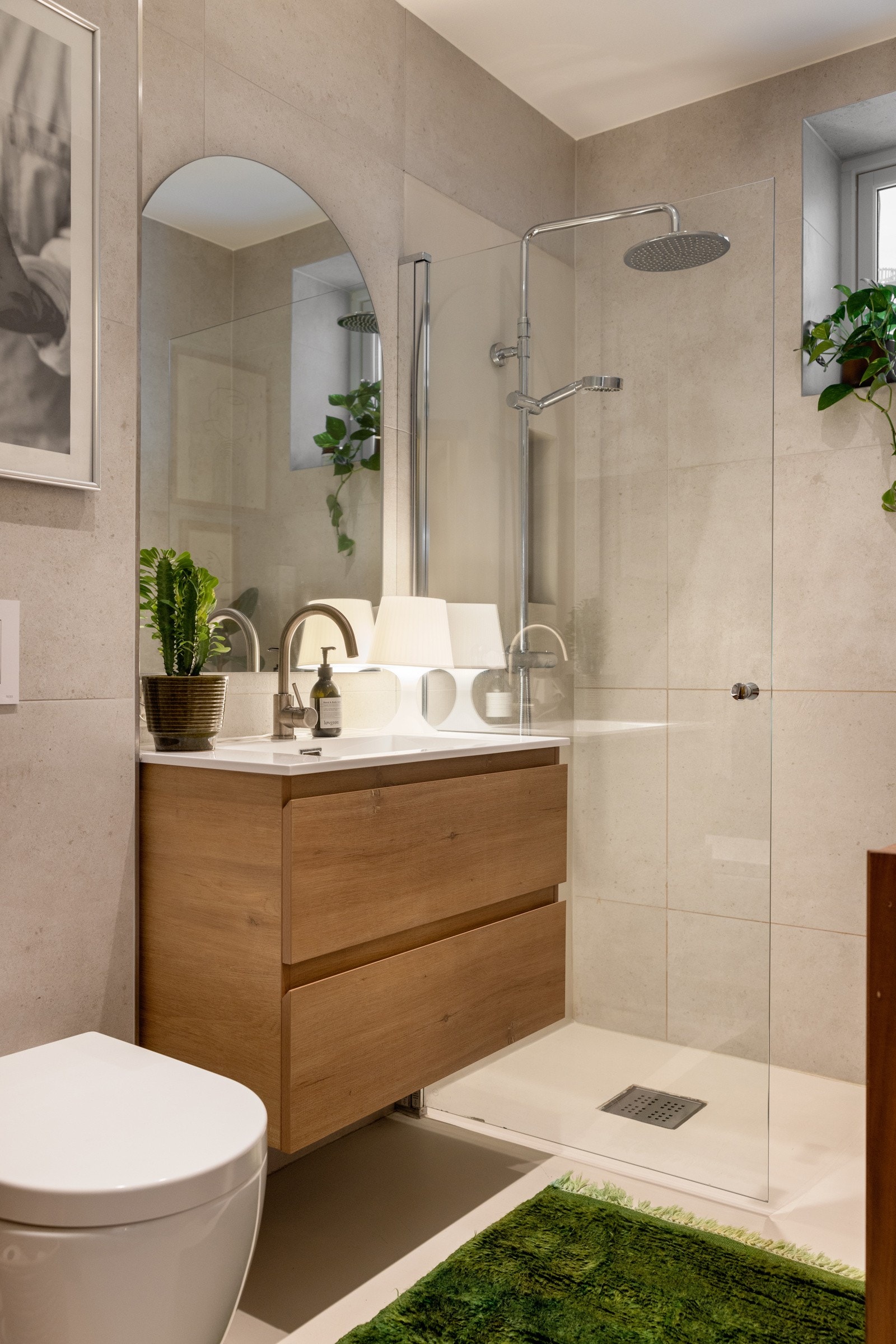 Baderommet ble oppgradert i 2024 med ny baderomsinnredning med ny servant og nytt armatur. Det ble også lagt mikrosement på gulv samt vegger i dusjsonen. Galleribilde