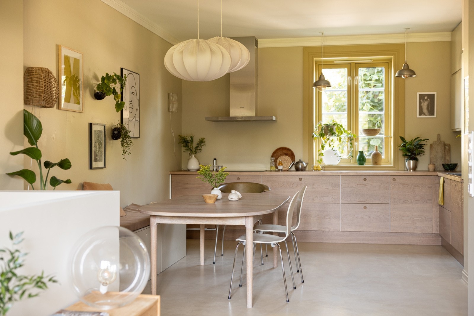 I tilknytning til kjøkkenet er det plass til et stort spisebord som blir et naturlig samlingspunkt. Det ble lagt mikrosement på kjøkkengulvet i 2024. Galleribilde