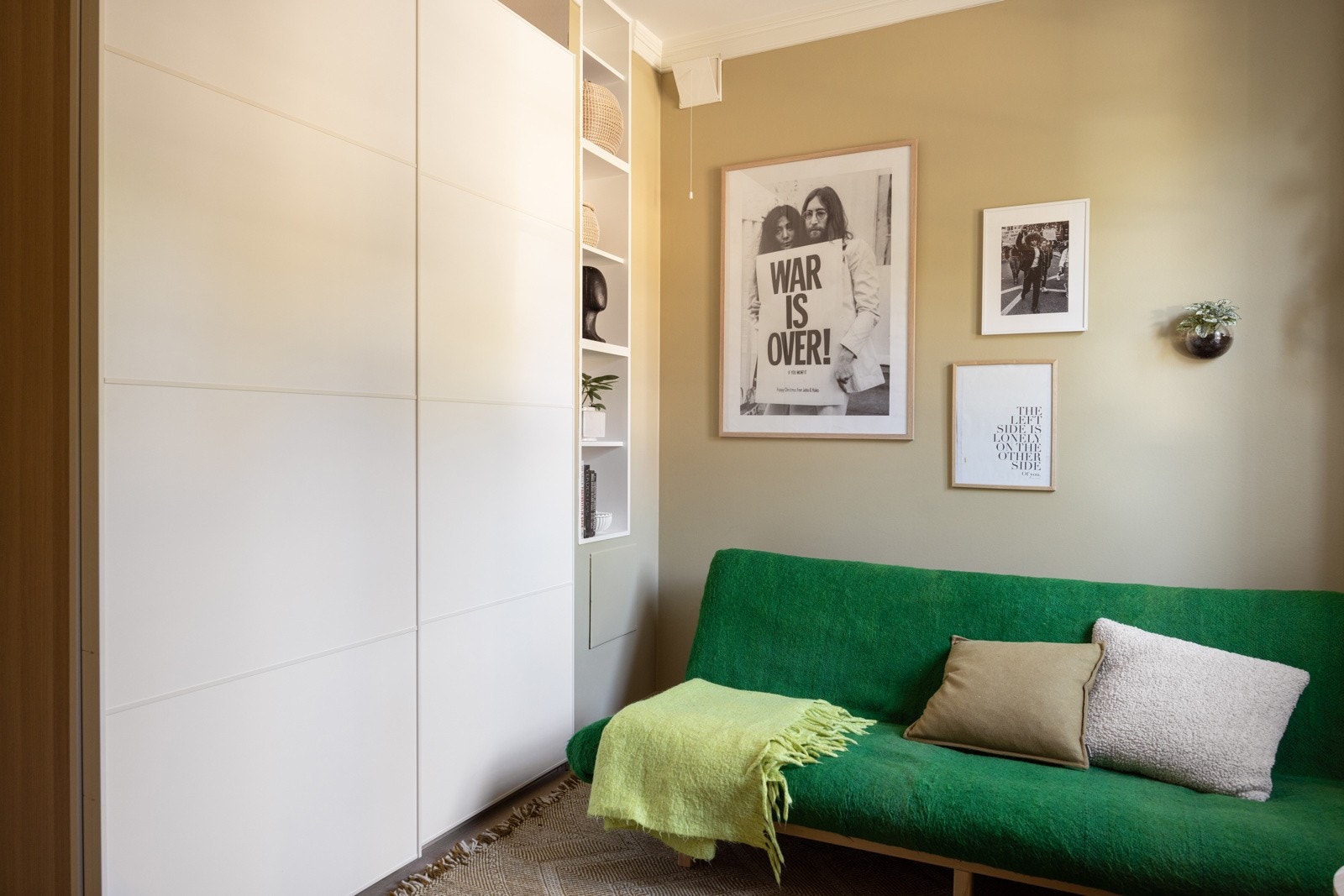 På soverommet er det plass til dobbeltseng om ønskelig, samt god oppbevaringsplass i medfølgende skyvedørsgarderobe. Galleribilde