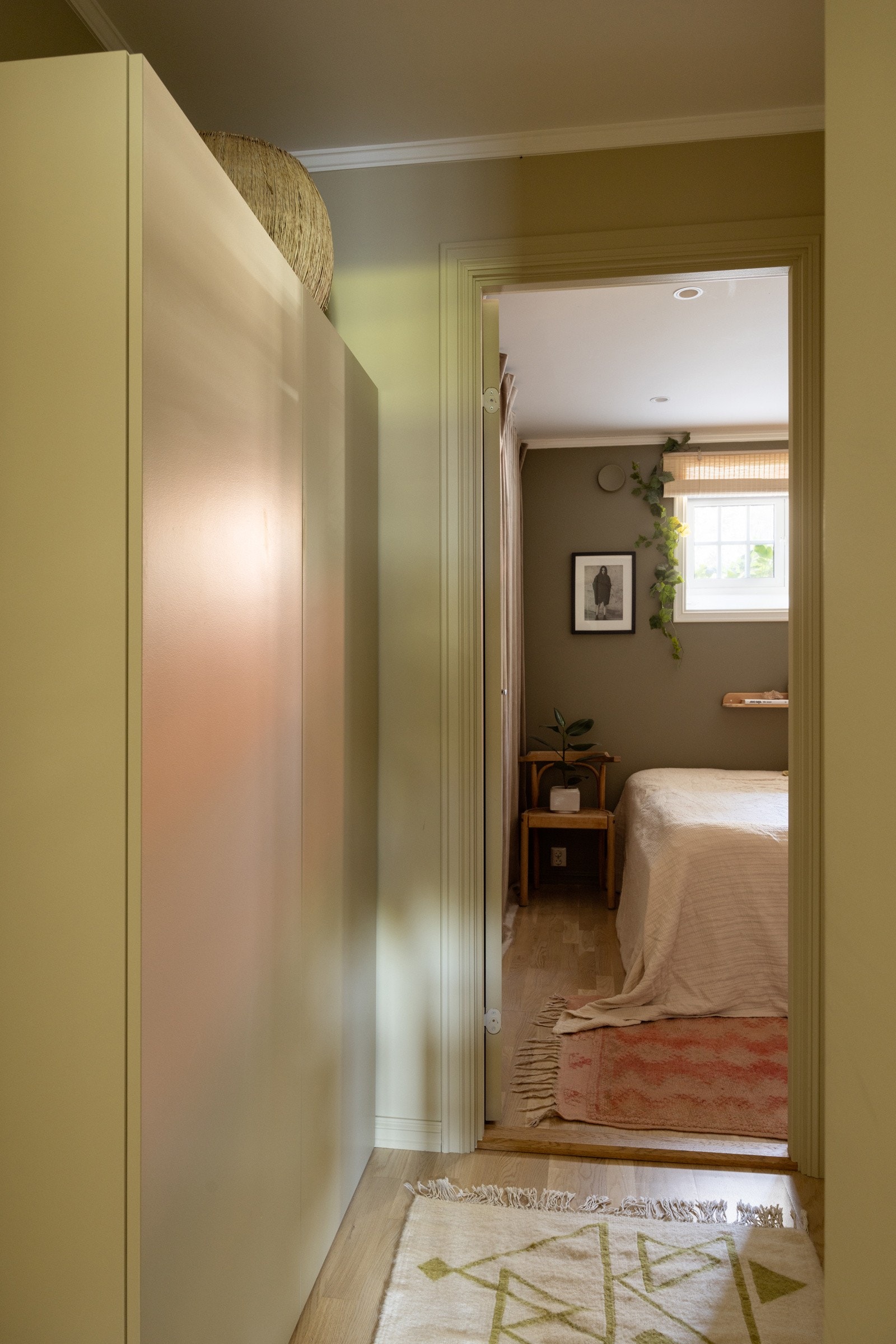 Underetasjen ble bygget ut i 2012/13. Gulv mot grunnen ble oppgradert innvendig i leiligheten, med ny isolasjon, radonsperre og støp med varmekabler. Galleribilde