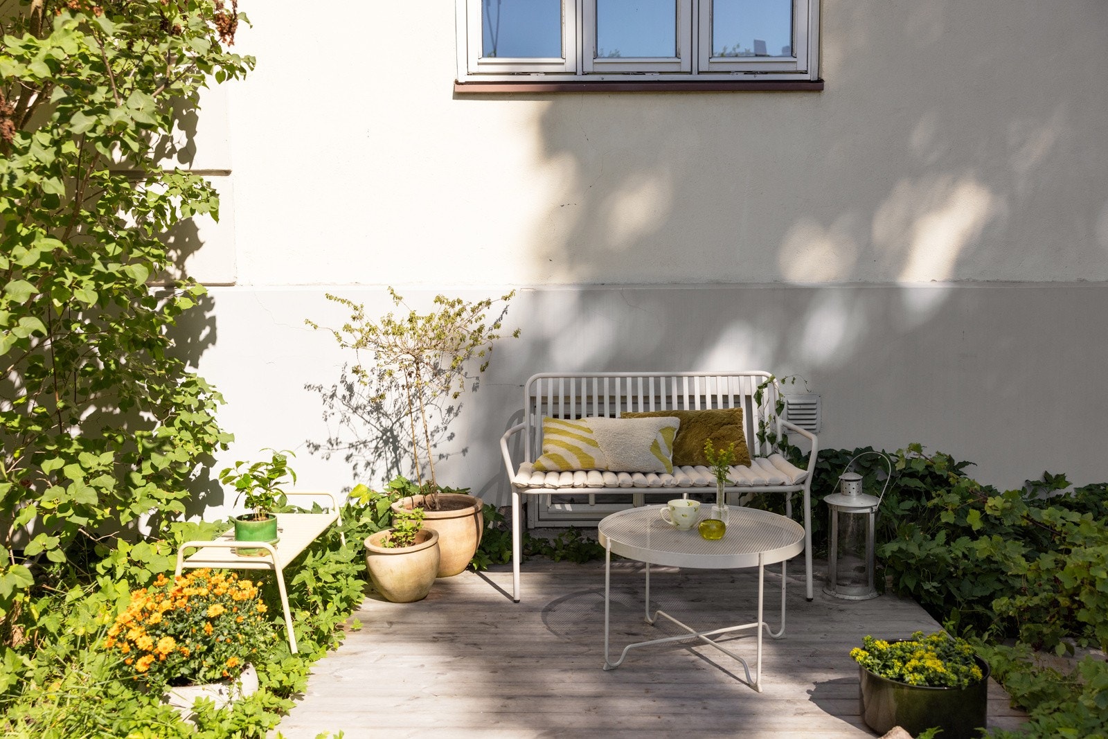 På uteplassen foran vinduene til leiligheten kan man møblere og beplante som man vil (formelt sett fellesareal). Galleribilde